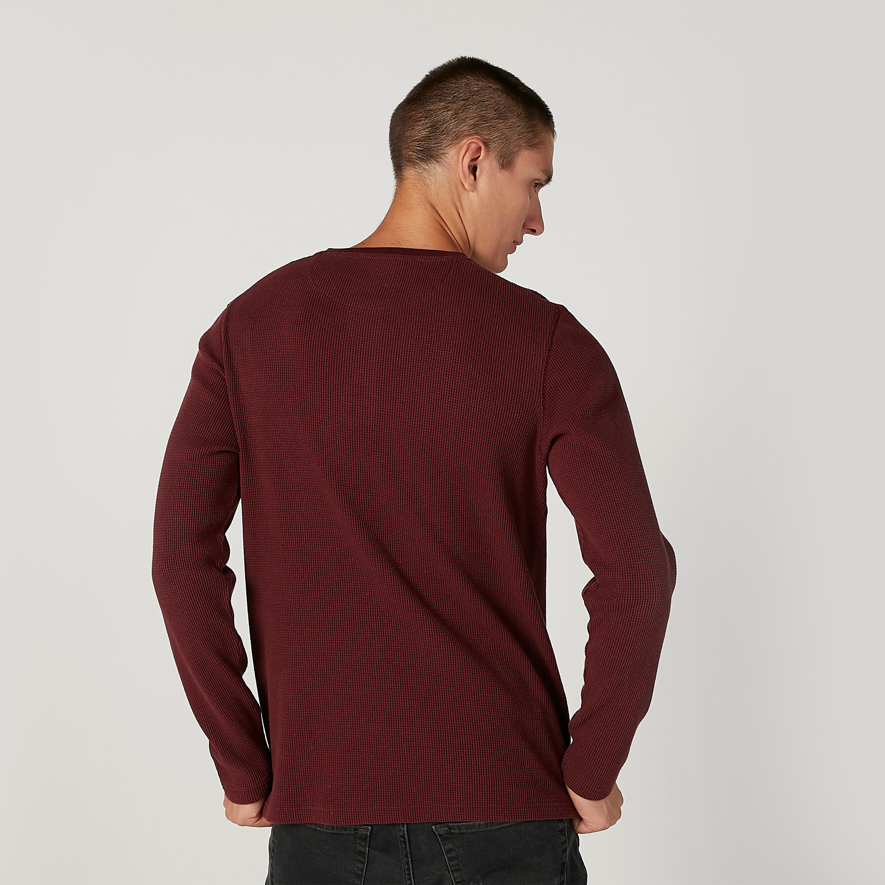 تيشيرت مستدام بارز الملمس بياقة هينلي وأكمام طويلة-men-clothing-tshirtsandpolos-tshirts-image-4