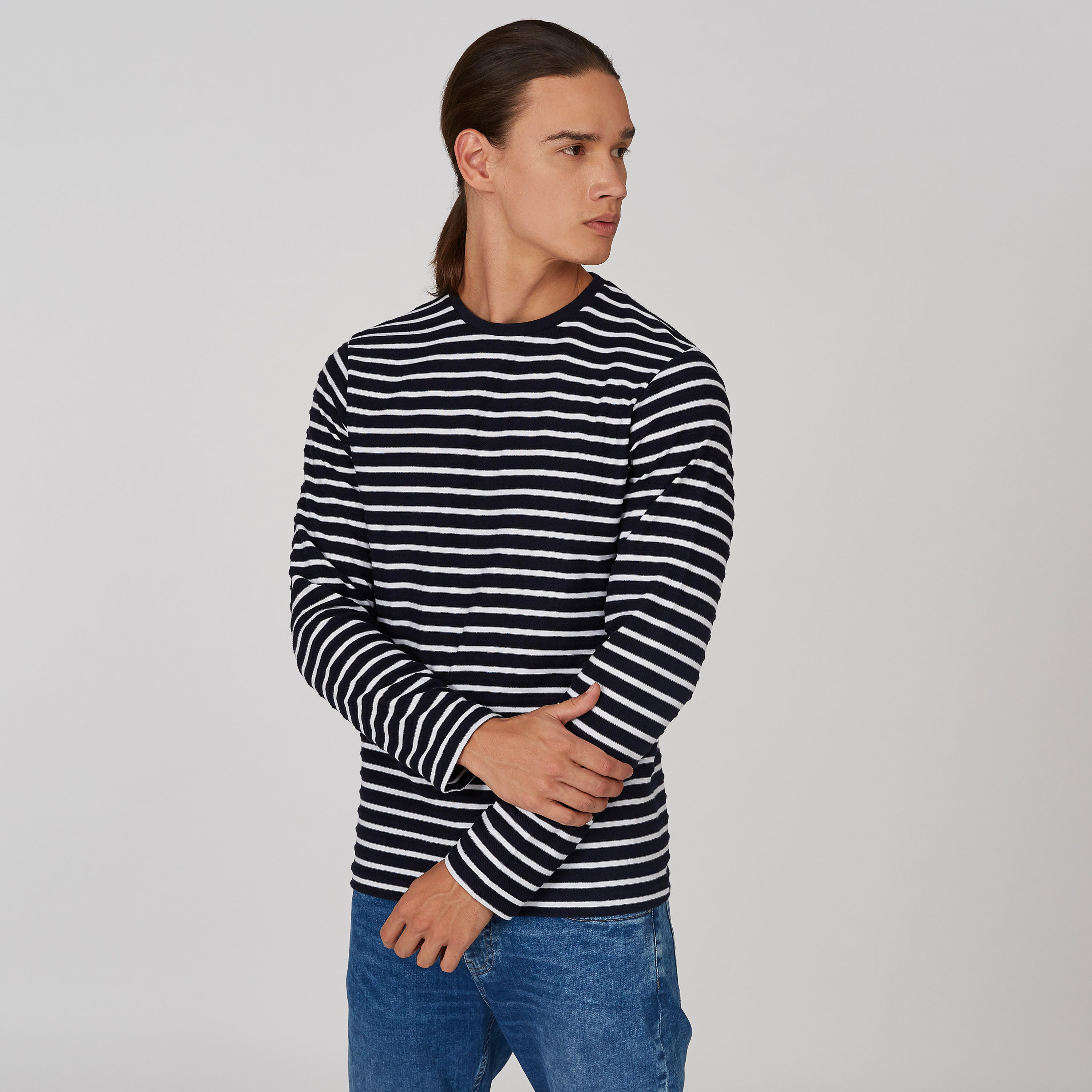 تيشيرت مستدام سليم مقلّم بياقة ضيّقة وأكمام قصيرة-men-clothing-tshirtsandpolos-tshirts-image-1