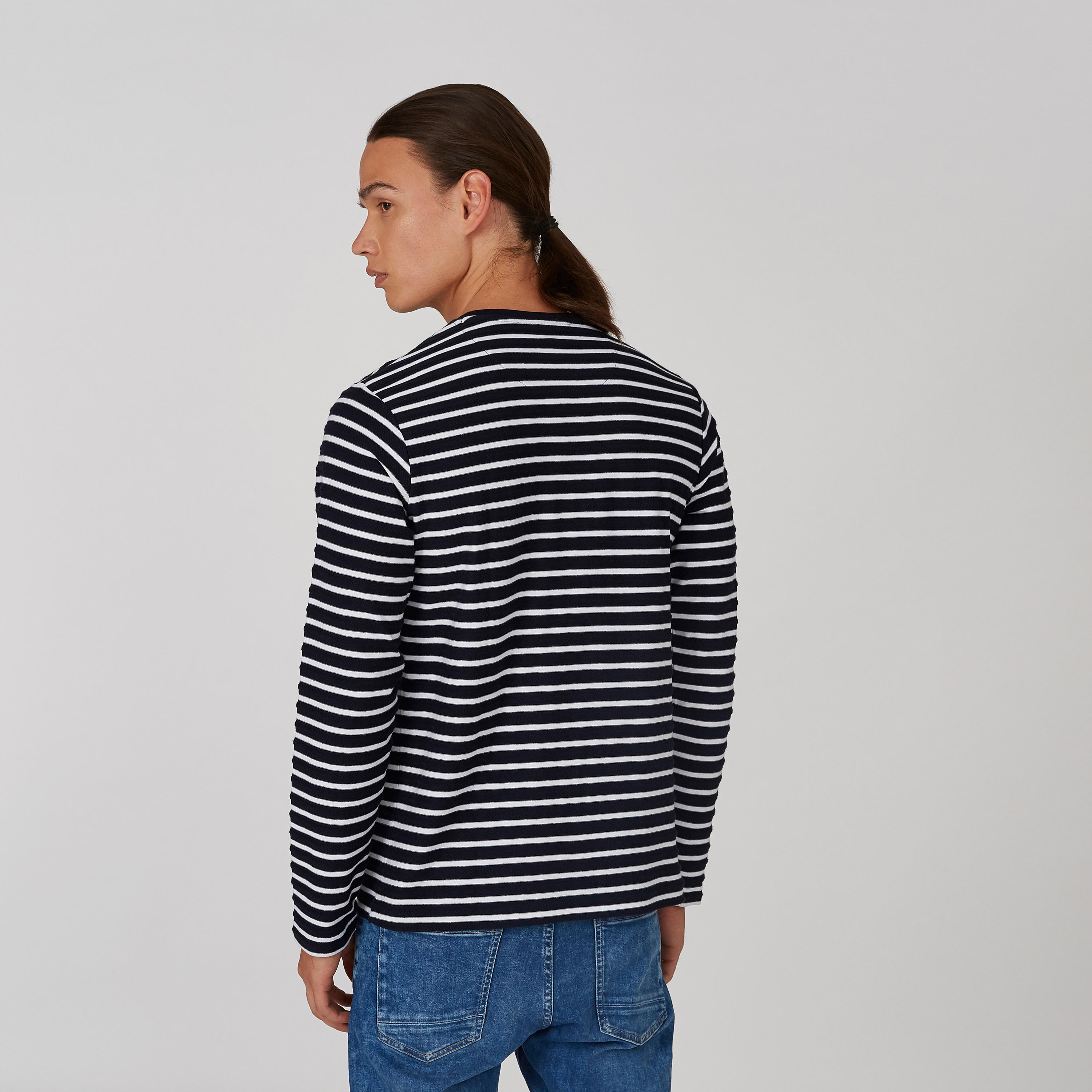 تيشيرت مستدام سليم مقلّم بياقة ضيّقة وأكمام قصيرة-men-clothing-tshirtsandpolos-tshirts-image-2