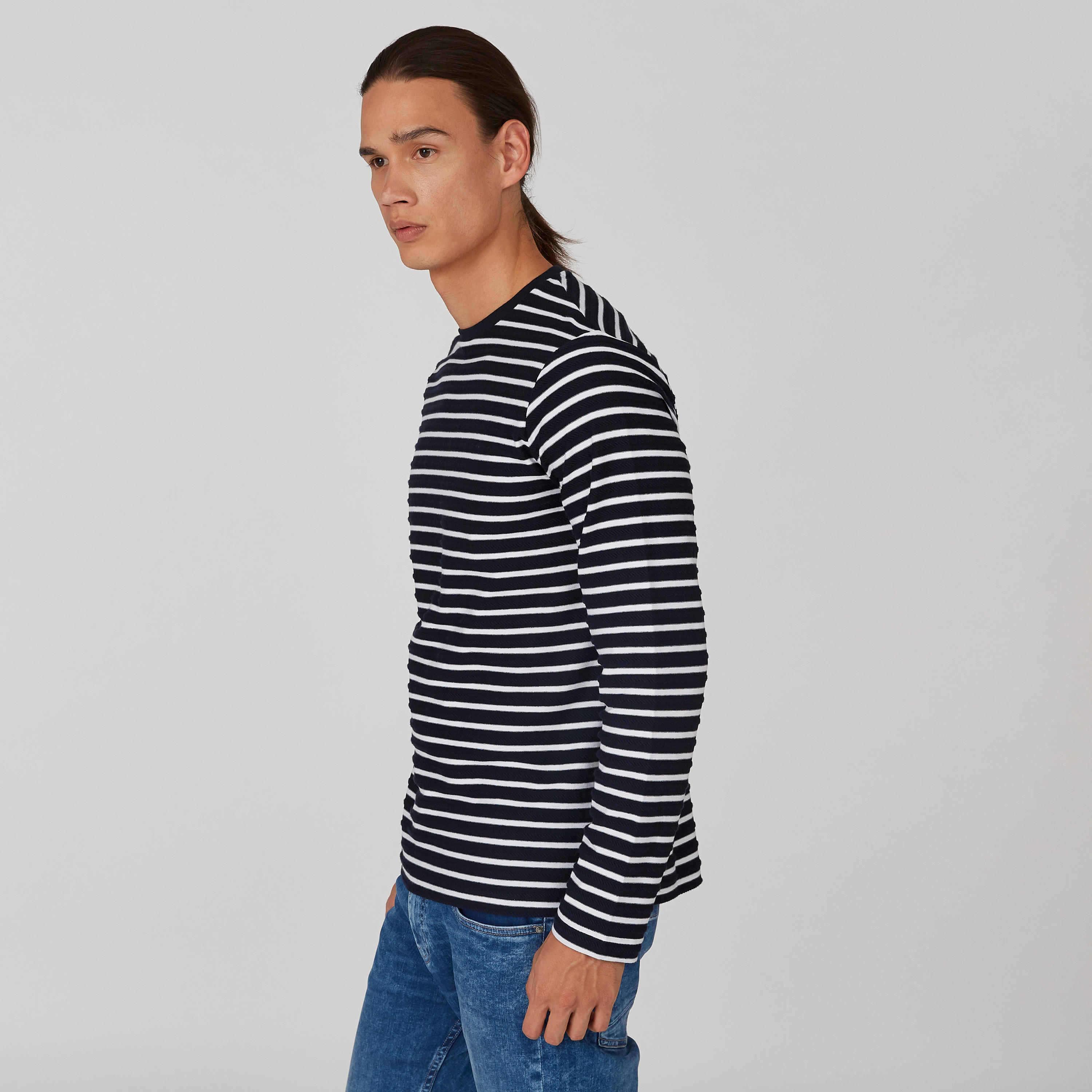 تيشيرت مستدام سليم مقلّم بياقة ضيّقة وأكمام قصيرة-men-clothing-tshirtsandpolos-tshirts-image-3