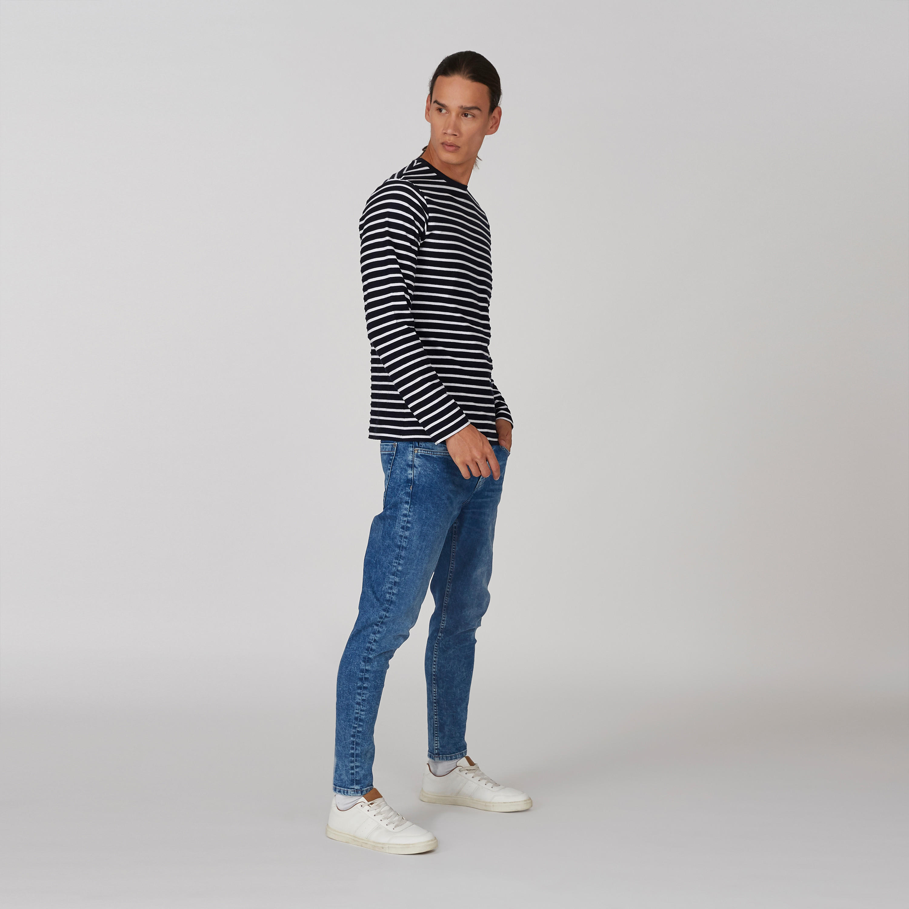 تيشيرت مستدام سليم مقلّم بياقة ضيّقة وأكمام قصيرة-men-clothing-tshirtsandpolos-tshirts-image-4