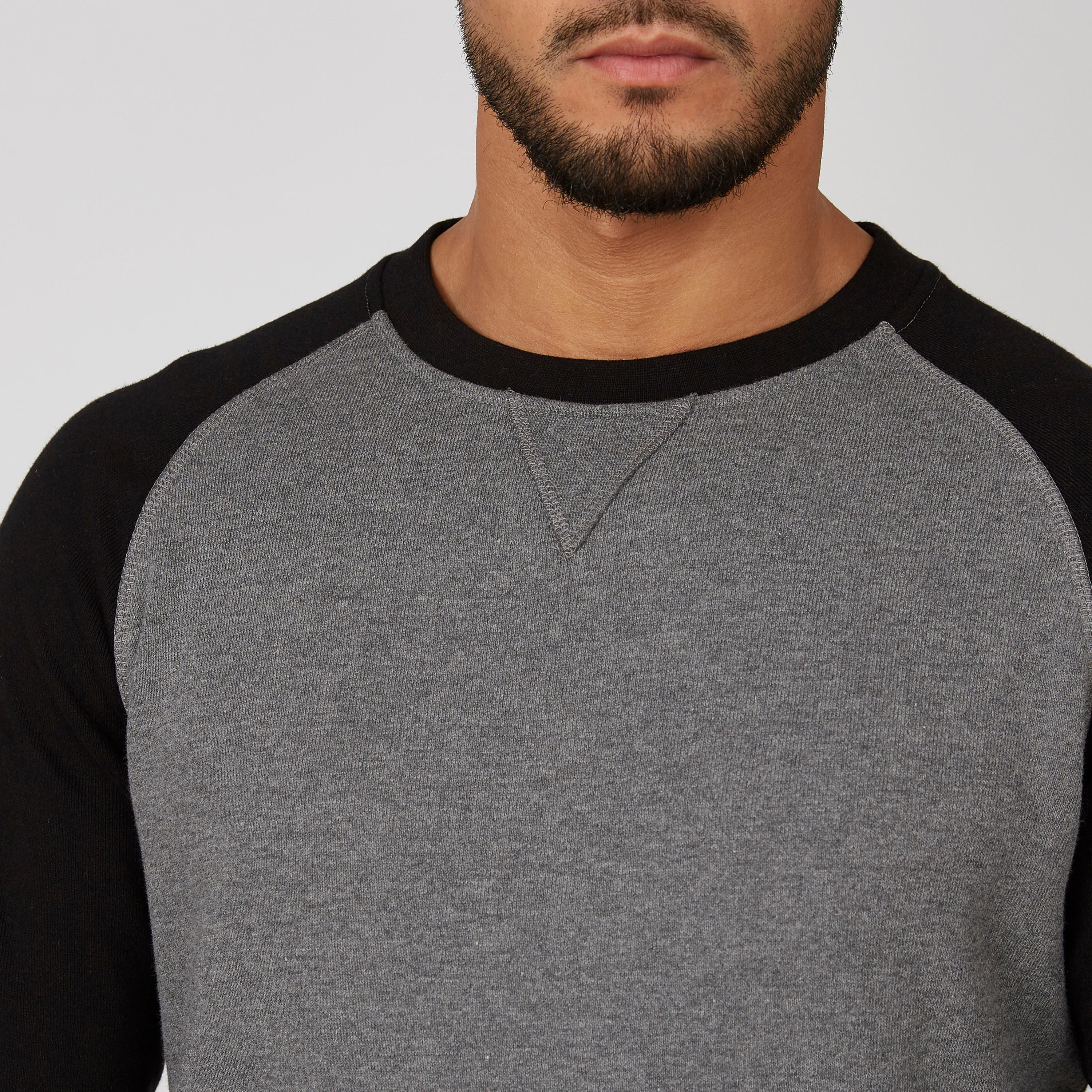 سويت شيرت مستدام بارز الملمس بياقة ضيّقة وأكمام مغايرة -men-winterwear-hoodiesandsweatshirts-image-4