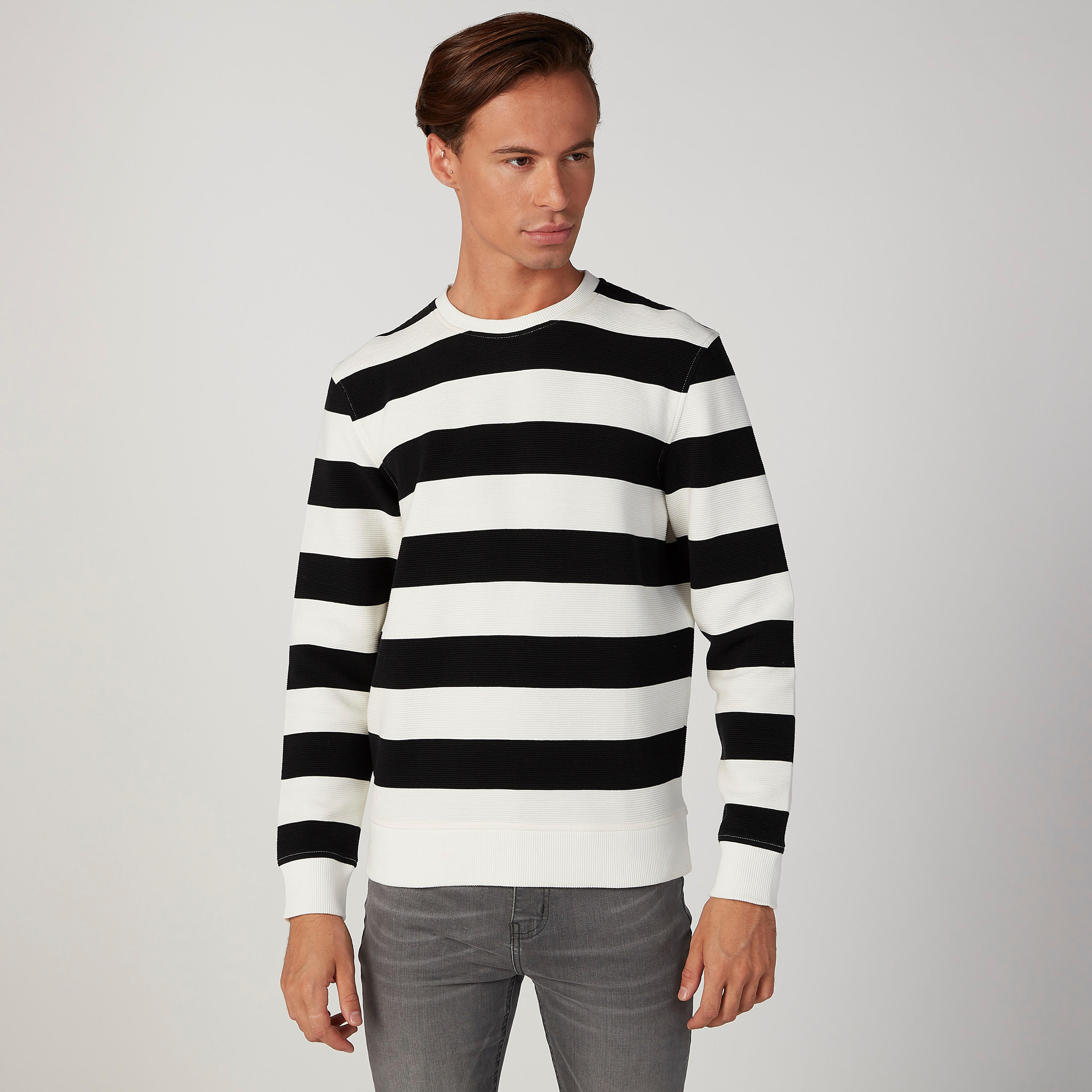 سويت شيرت مستدام مخطط بياقة ضيّقة وأكمام طويلة -men-winterwear-hoodiesandsweatshirts-image-1