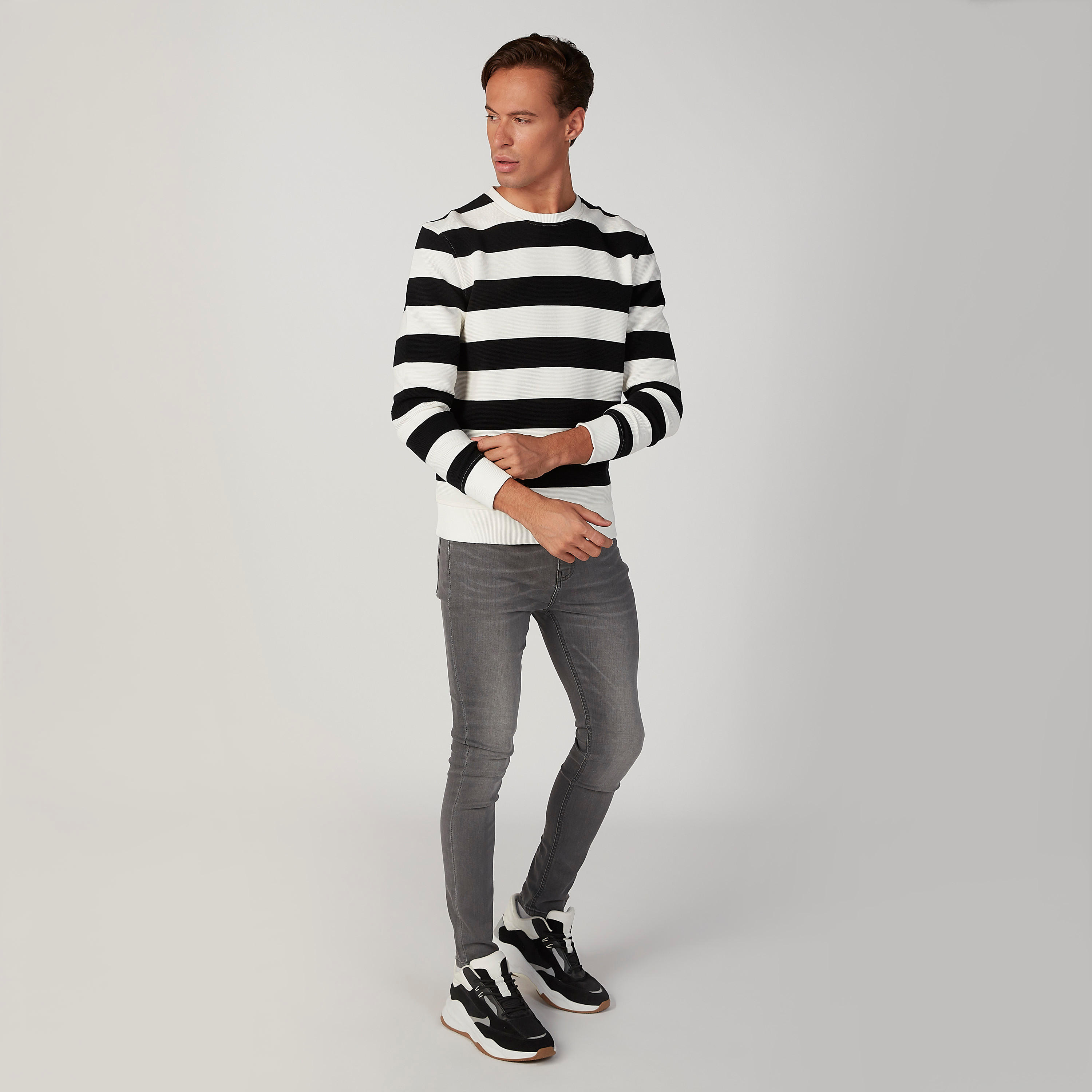 سويت شيرت مستدام مخطط بياقة ضيّقة وأكمام طويلة -men-winterwear-hoodiesandsweatshirts-image-2