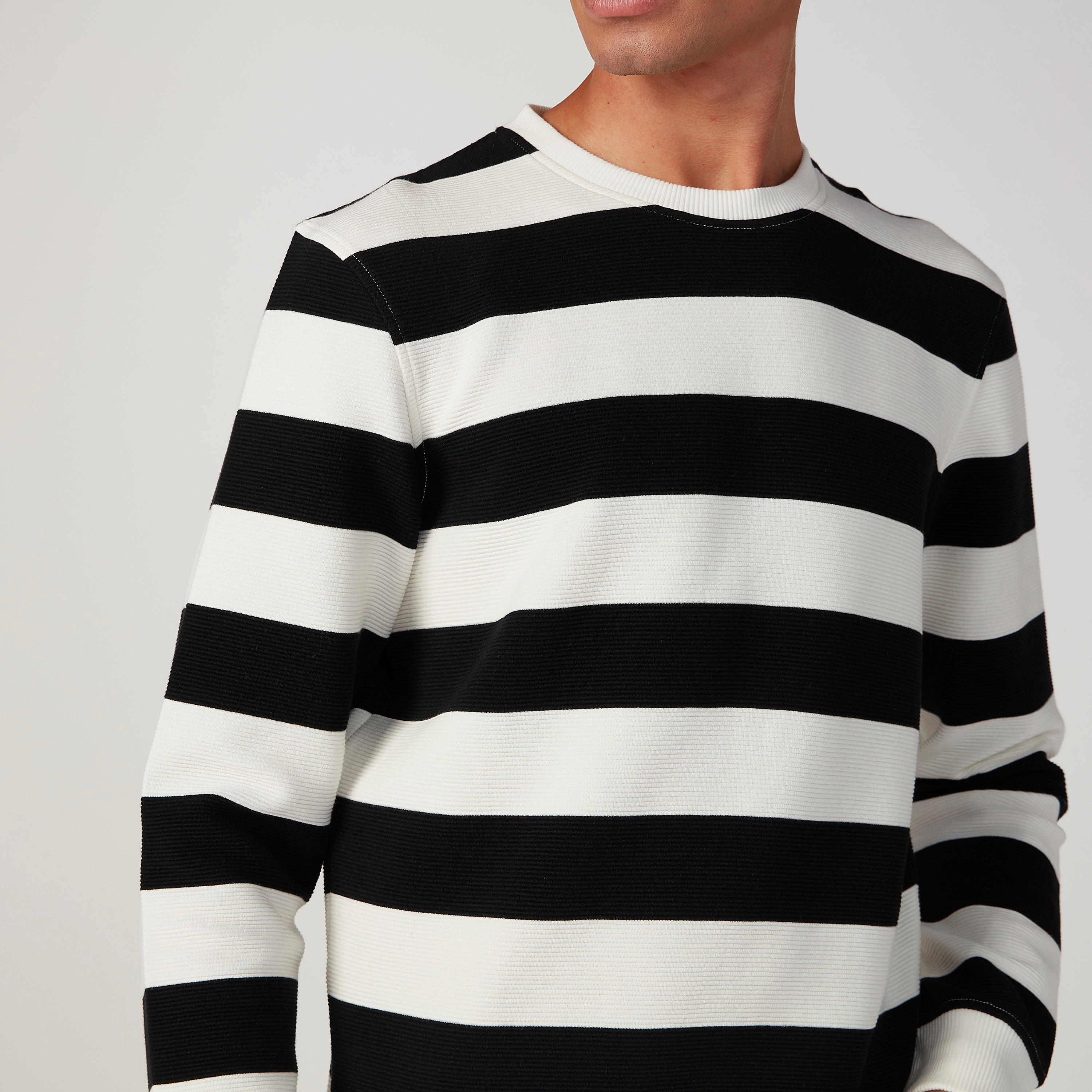 سويت شيرت مستدام مخطط بياقة ضيّقة وأكمام طويلة -men-winterwear-hoodiesandsweatshirts-image-3