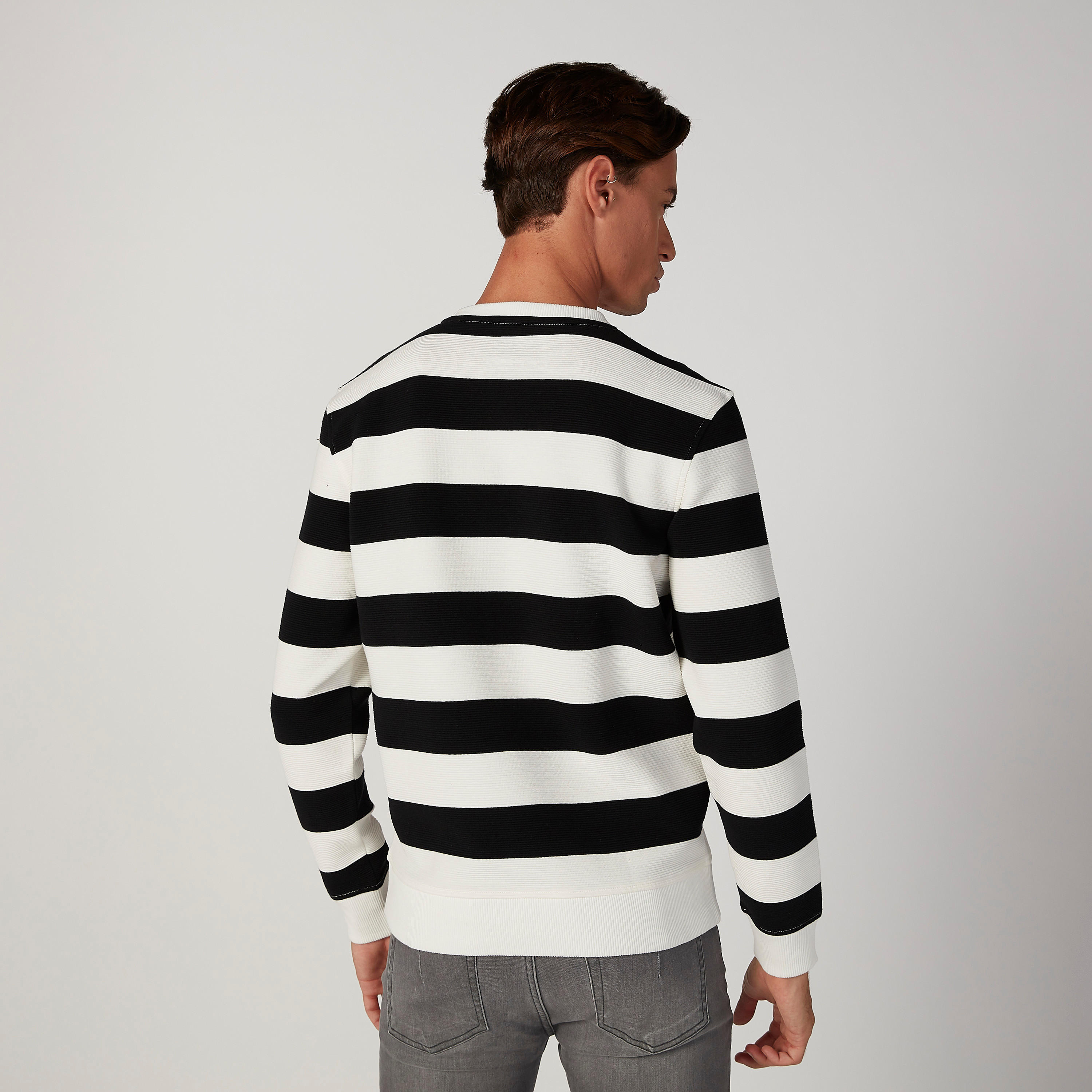 سويت شيرت مستدام مخطط بياقة ضيّقة وأكمام طويلة -men-winterwear-hoodiesandsweatshirts-image-4