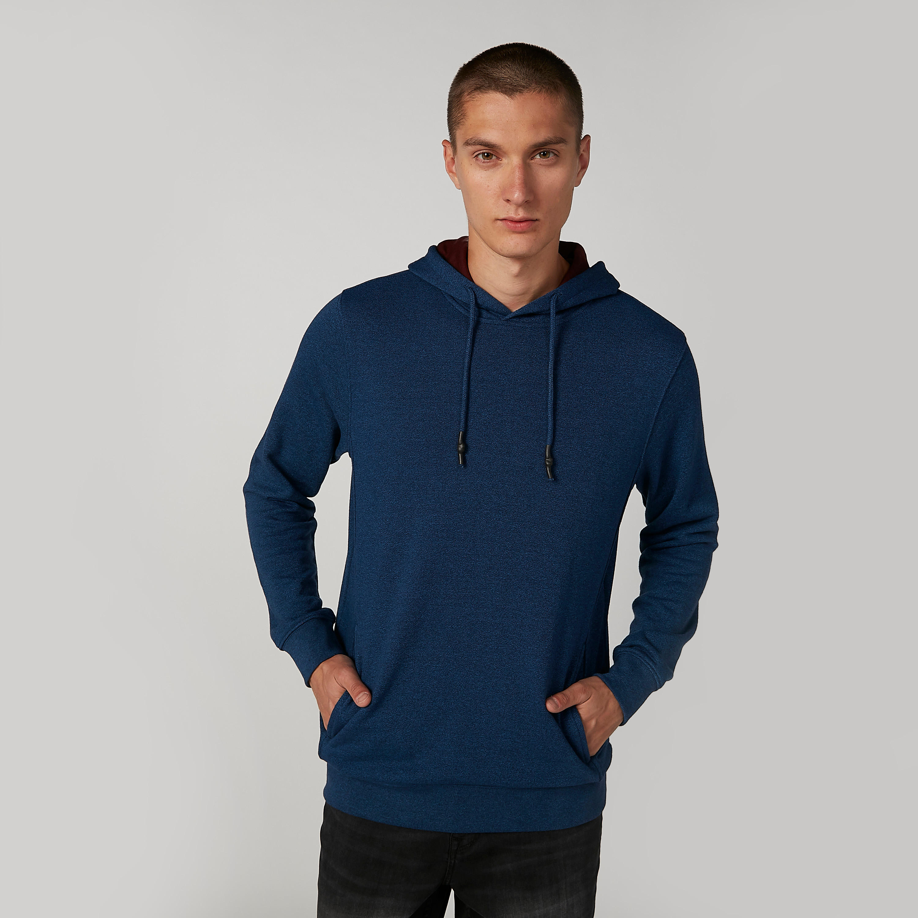 سويت شيرت مستدام سادة بأكمام طويلة وجيوب كنغر -men-winterwear-hoodiesandsweatshirts-image-1