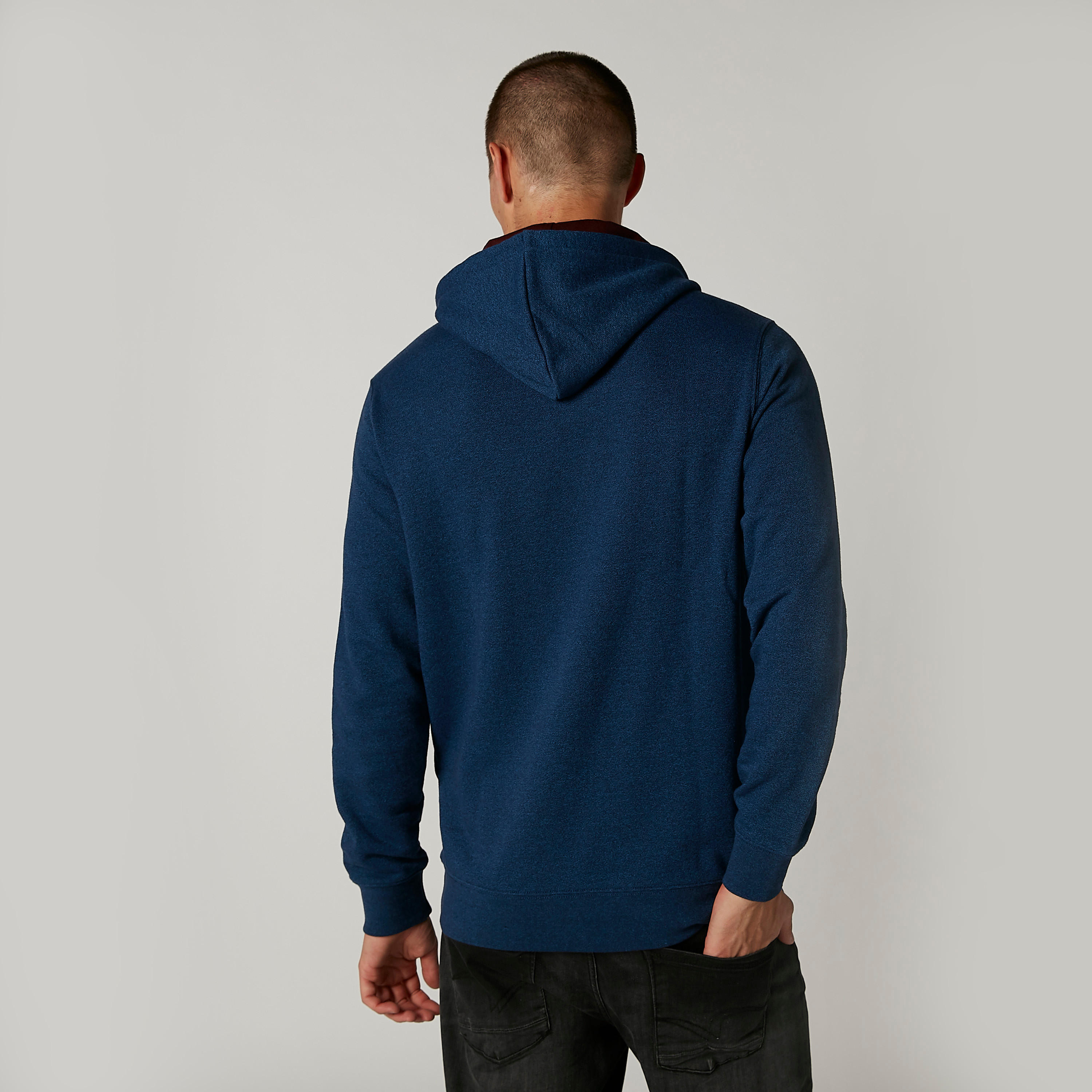 سويت شيرت مستدام سادة بأكمام طويلة وجيوب كنغر -men-winterwear-hoodiesandsweatshirts-image-2