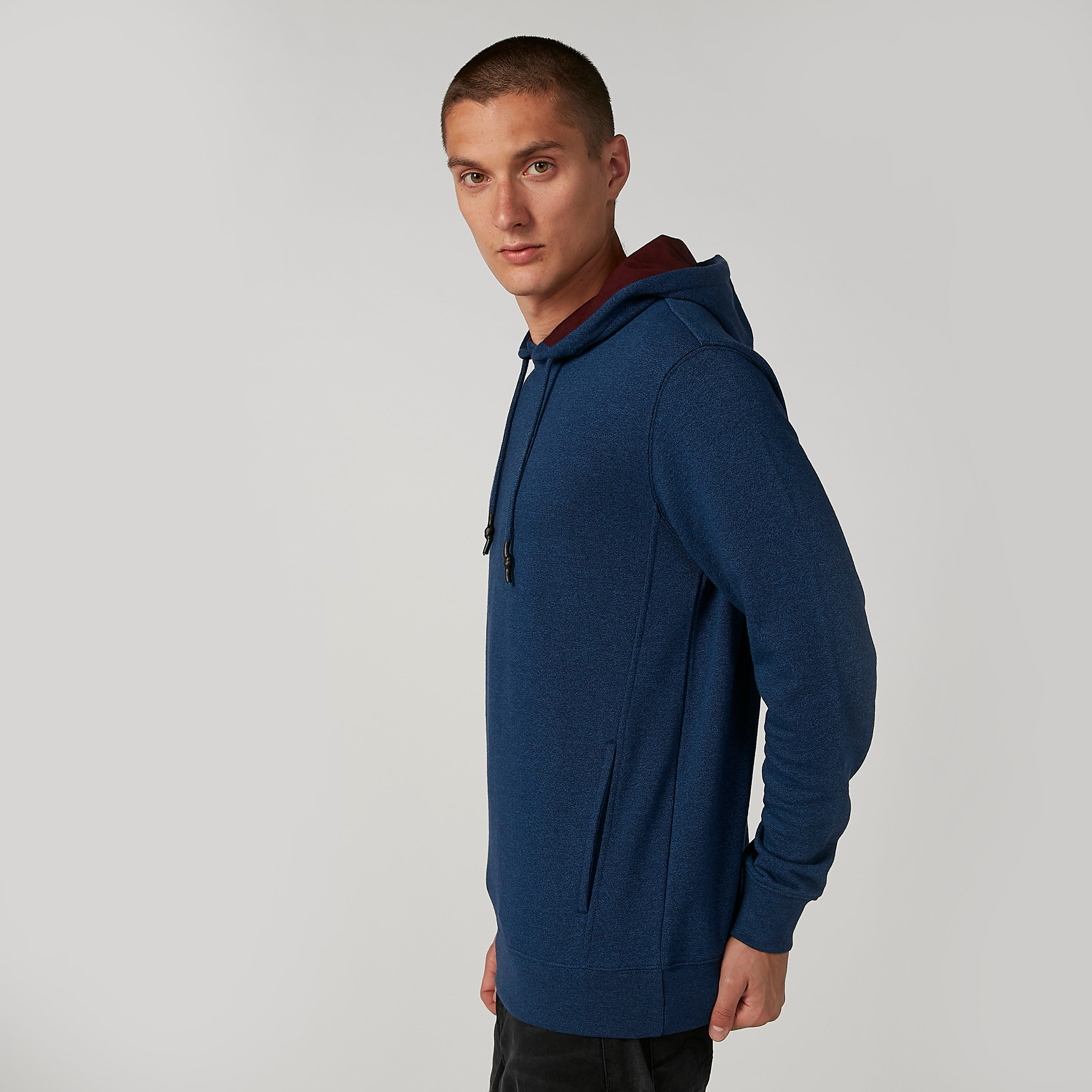 سويت شيرت مستدام سادة بأكمام طويلة وجيوب كنغر -men-winterwear-hoodiesandsweatshirts-image-3