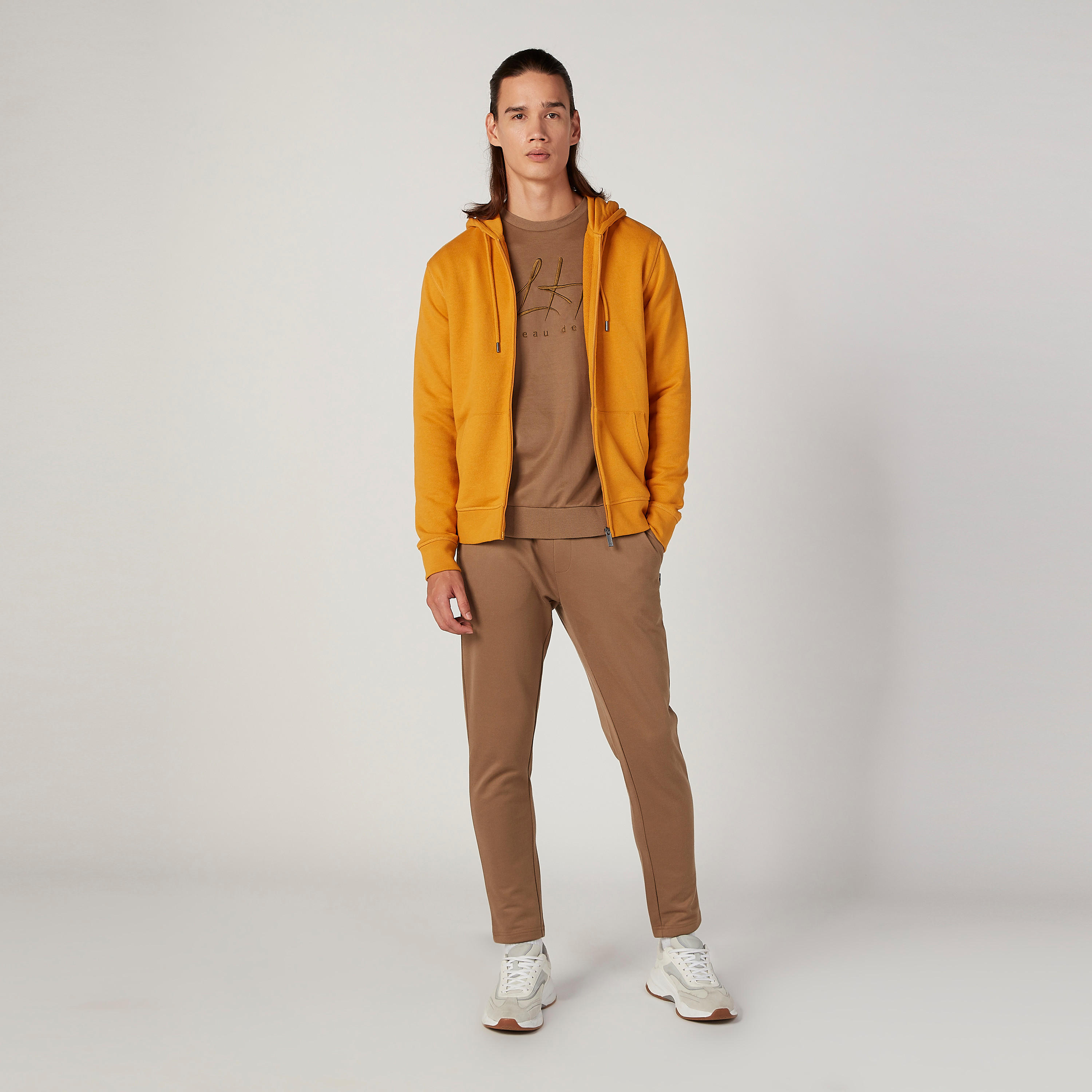 جاكيت سادة مستدام بقبّعة وأكمام طويلة -men-clothing-jacketsandblazers-jackets-image-2