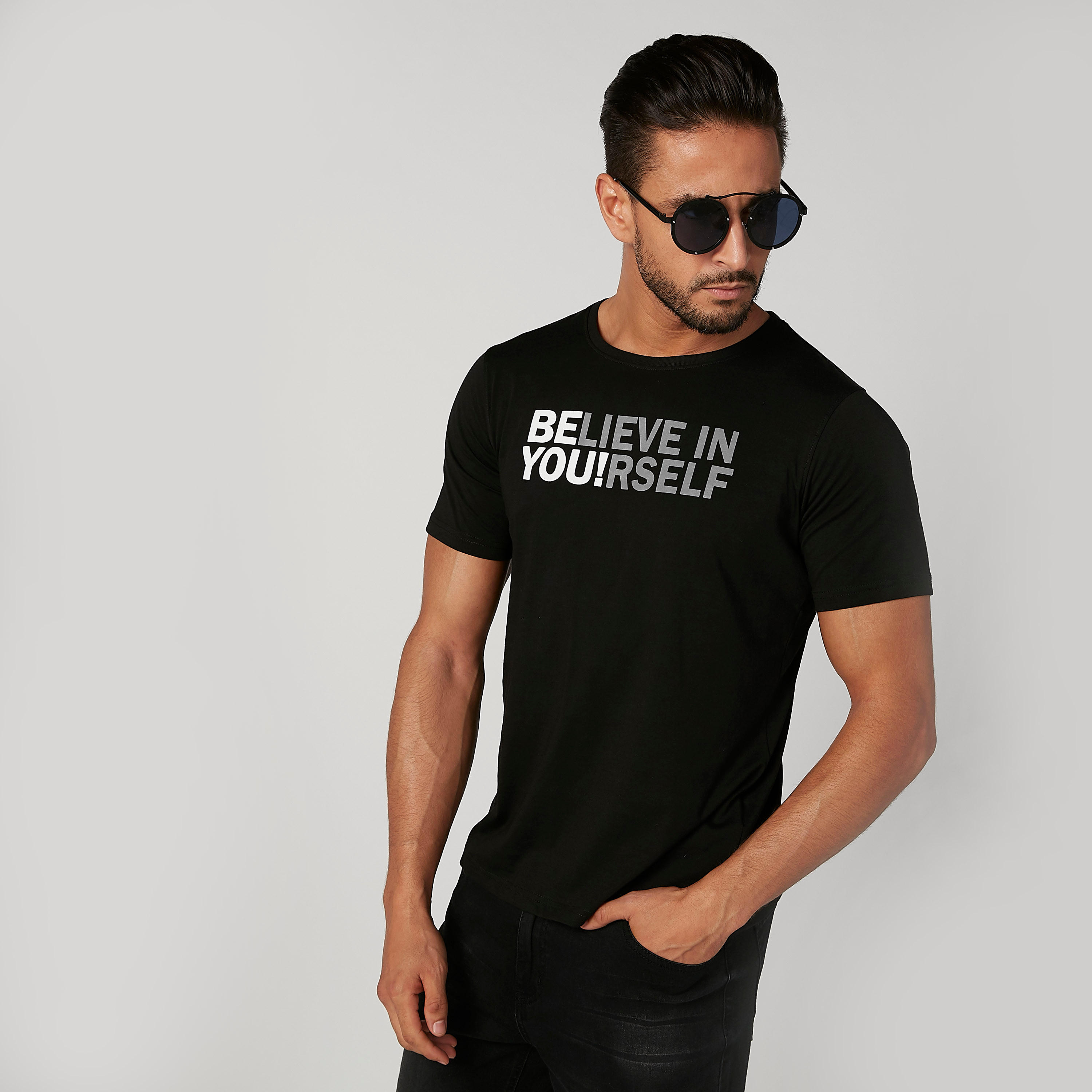 تيشيرت سليم بياقة مستديرة وأكمام قصيرة وطبعات-men-clothing-tshirtsandpolos-tshirts-image-1