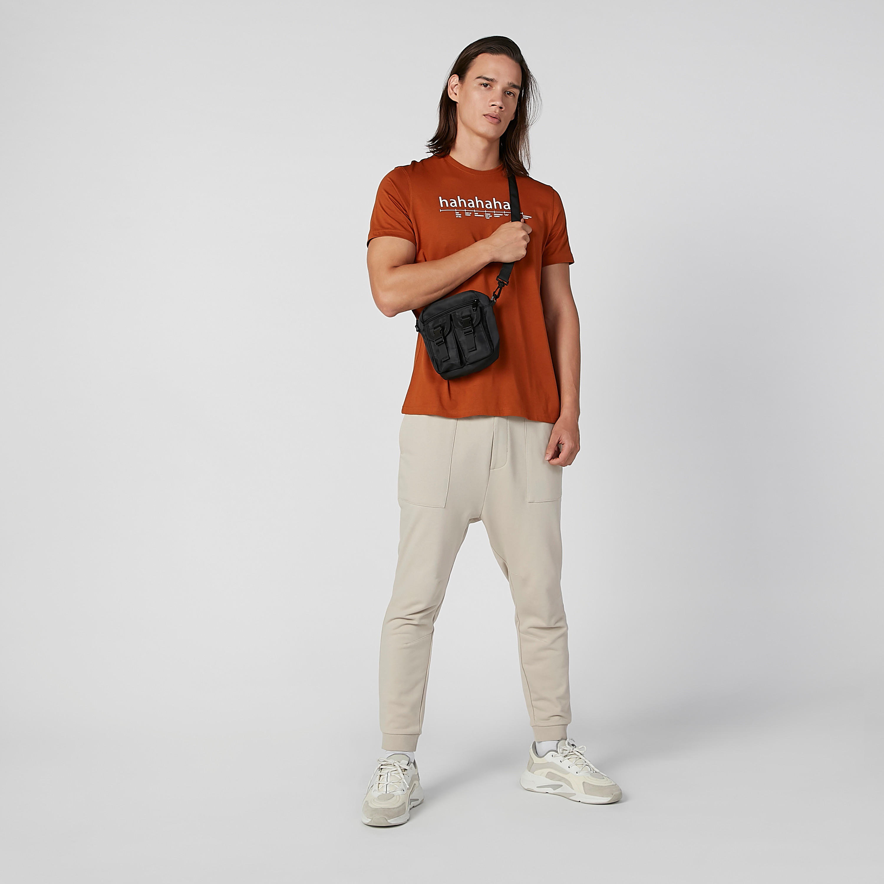 تيشيرت سليم بياقة ضيّقة وأكمام قصيرة وطبعات-men-clothing-tshirtsandpolos-tshirts-image-2