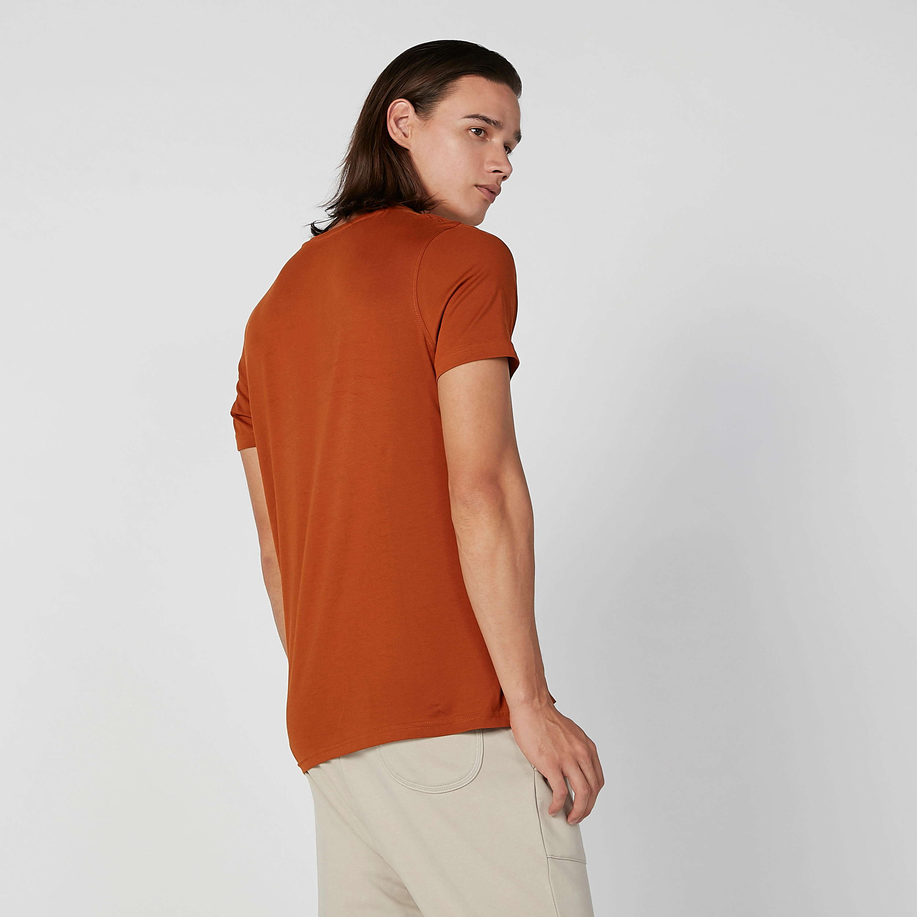 تيشيرت سليم بياقة ضيّقة وأكمام قصيرة وطبعات-men-clothing-tshirtsandpolos-tshirts-image-3