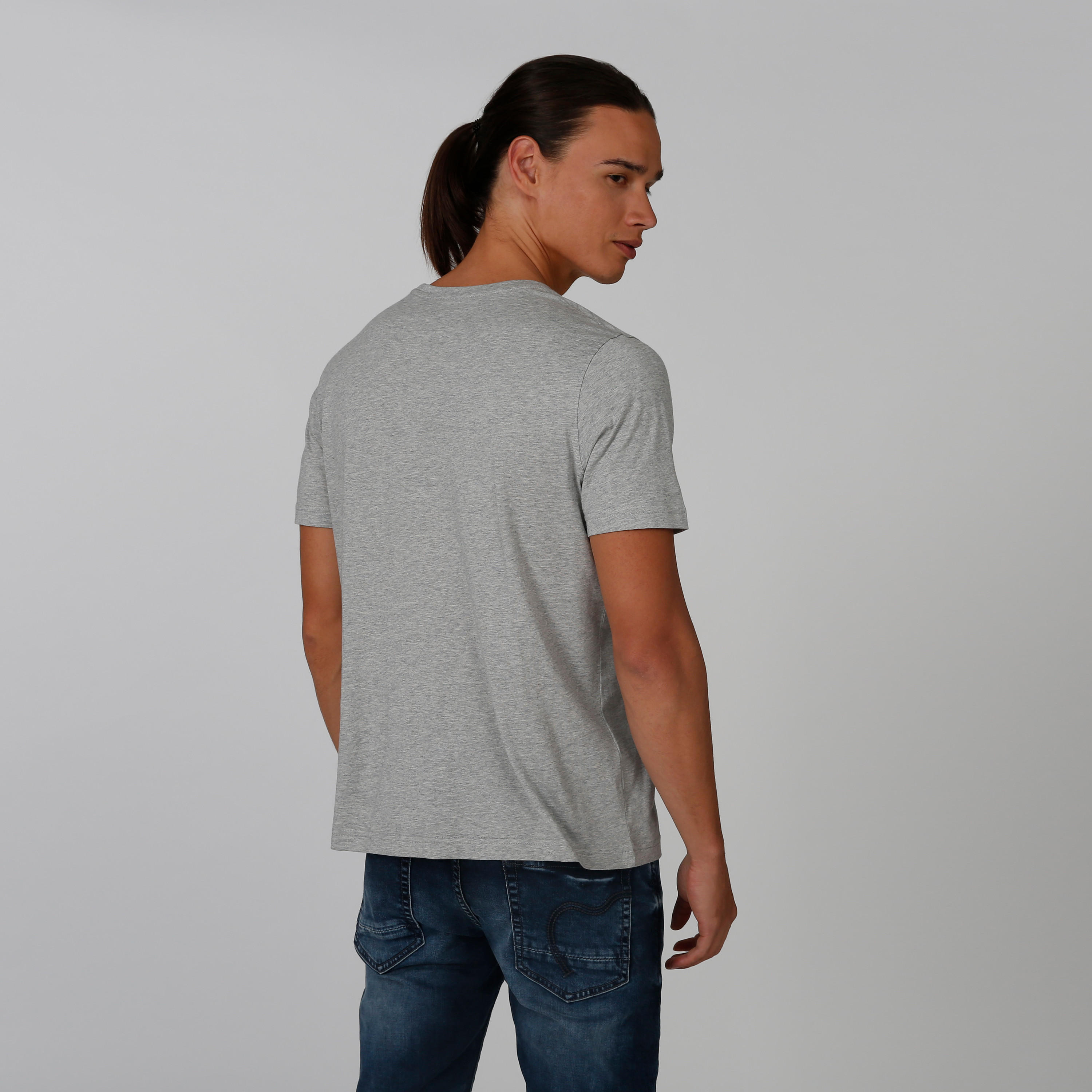 تيشيرت سليم بياقة ضيّقة وأكمام قصيرة وطبعات-men-clothing-tshirtsandpolos-tshirts-image-2