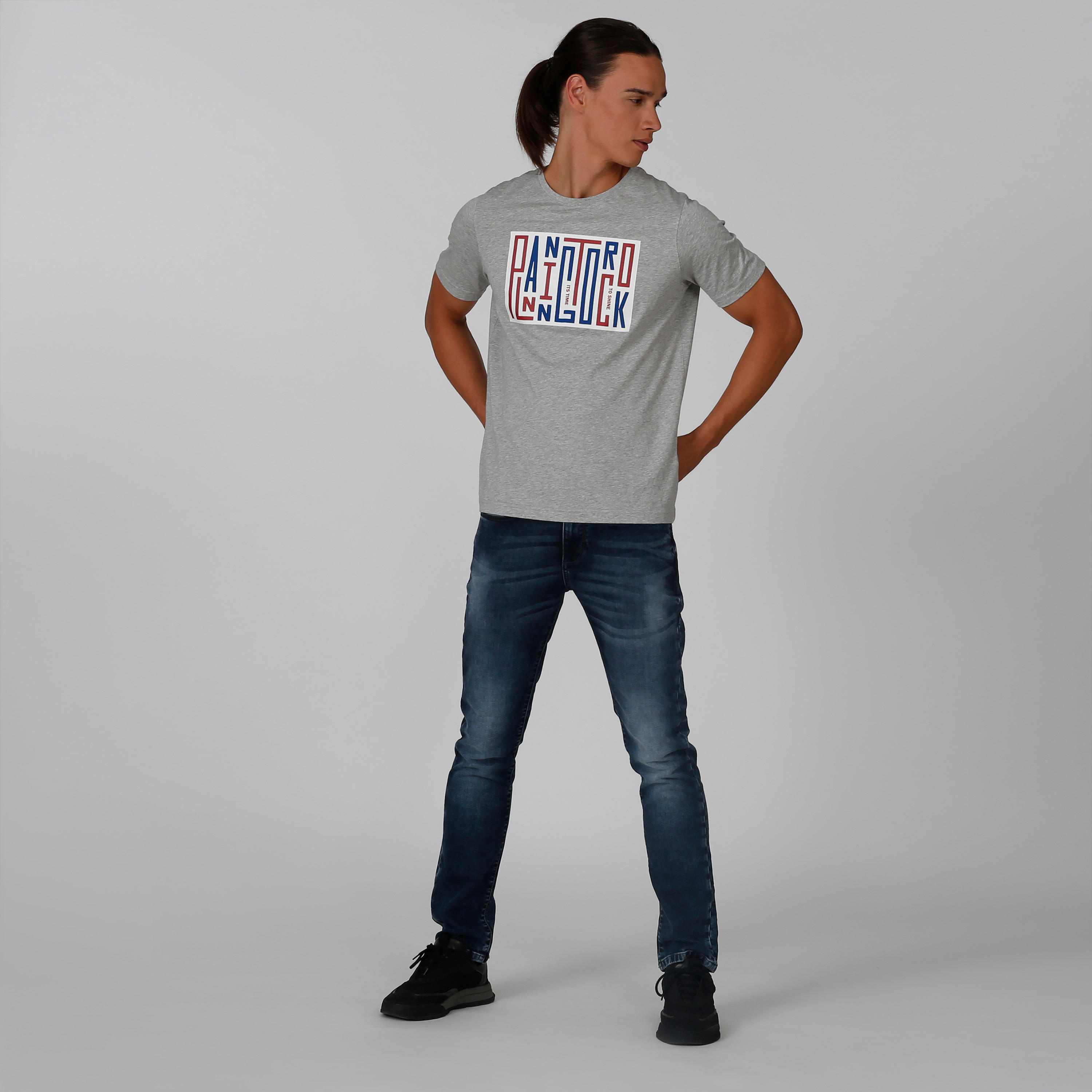 تيشيرت سليم بياقة ضيّقة وأكمام قصيرة وطبعات-men-clothing-tshirtsandpolos-tshirts-image-3