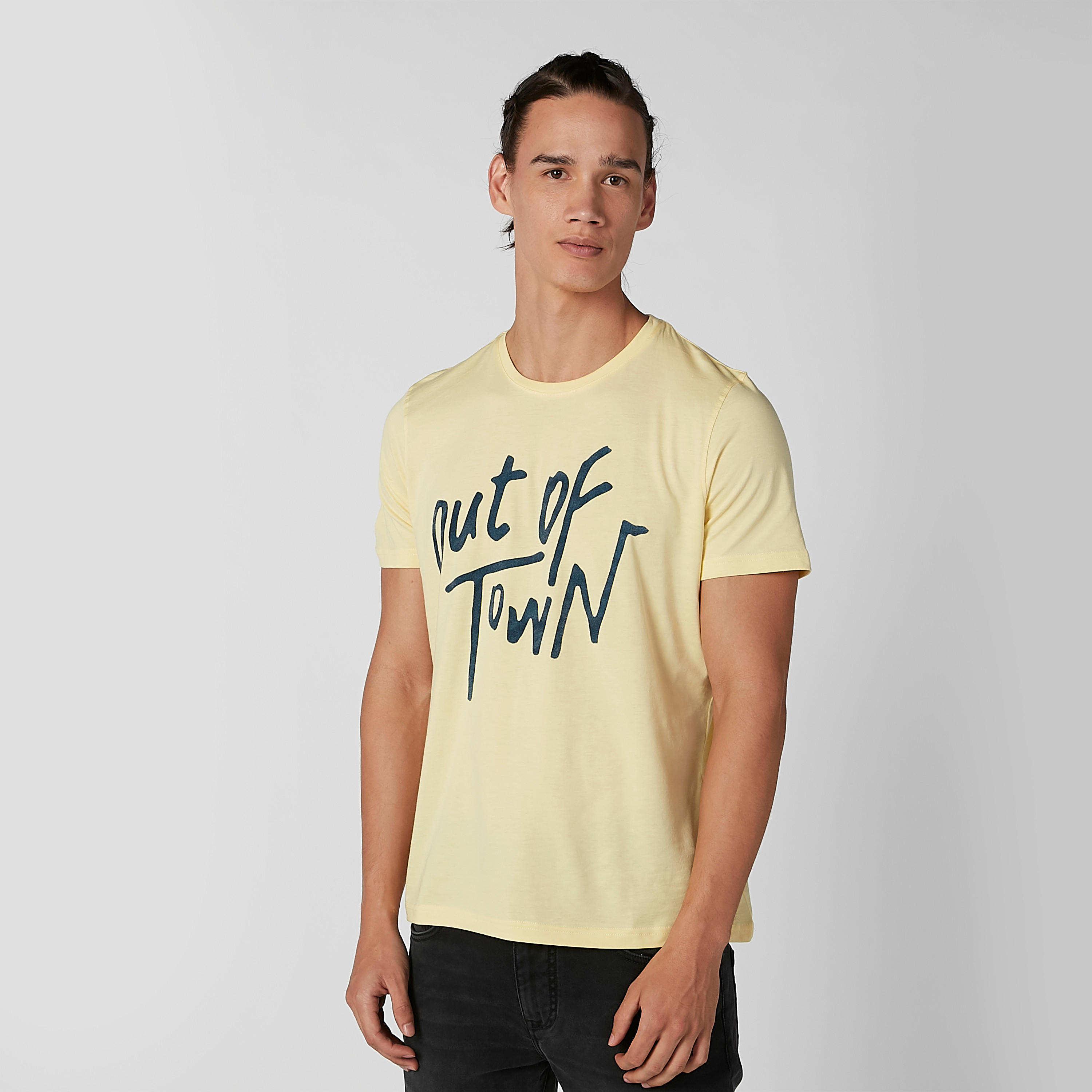 تيشيرت سليم بياقة مستديرة وأكمام قصيرة وطبعات-men-clothing-tshirtsandpolos-tshirts-image-1