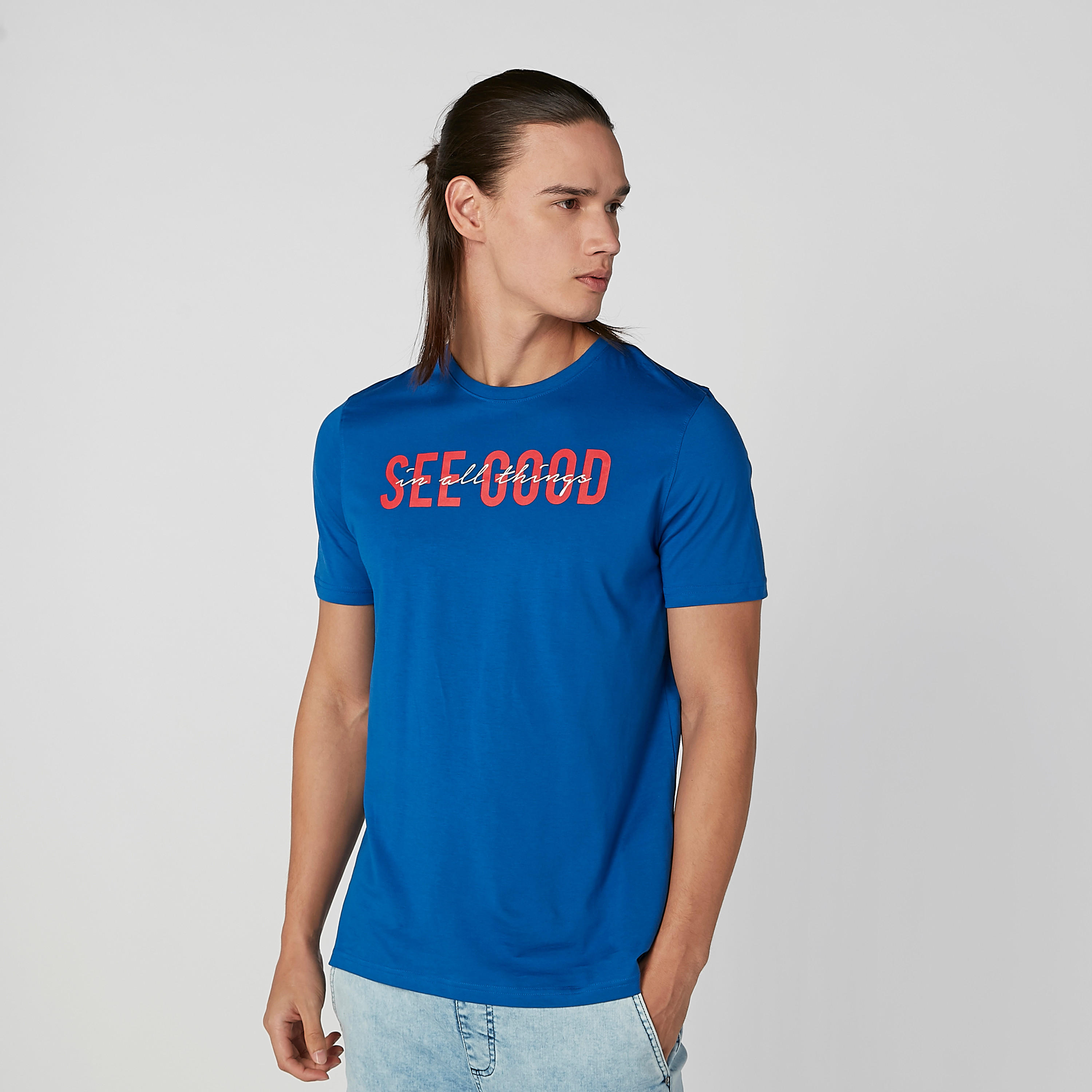 تيشيرت سليم بياقة ضيّقة وأكمام قصيرة وطبعات-men-clothing-tshirtsandpolos-tshirts-image-1