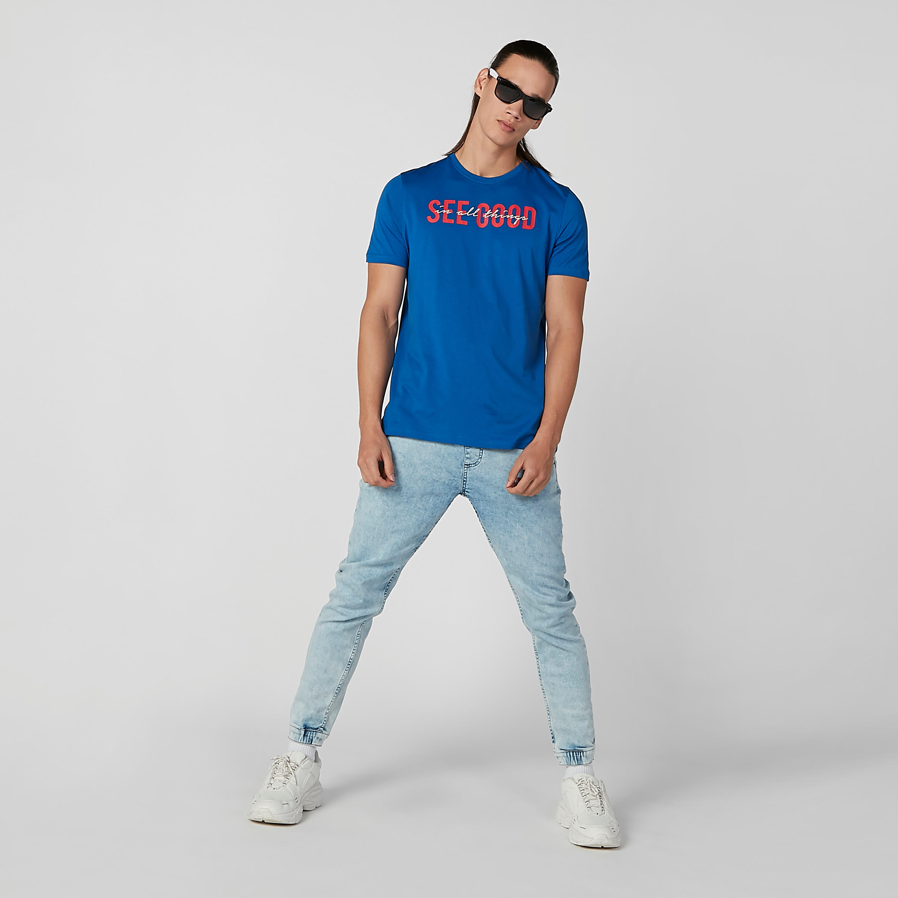 تيشيرت سليم بياقة ضيّقة وأكمام قصيرة وطبعات-men-clothing-tshirtsandpolos-tshirts-image-3