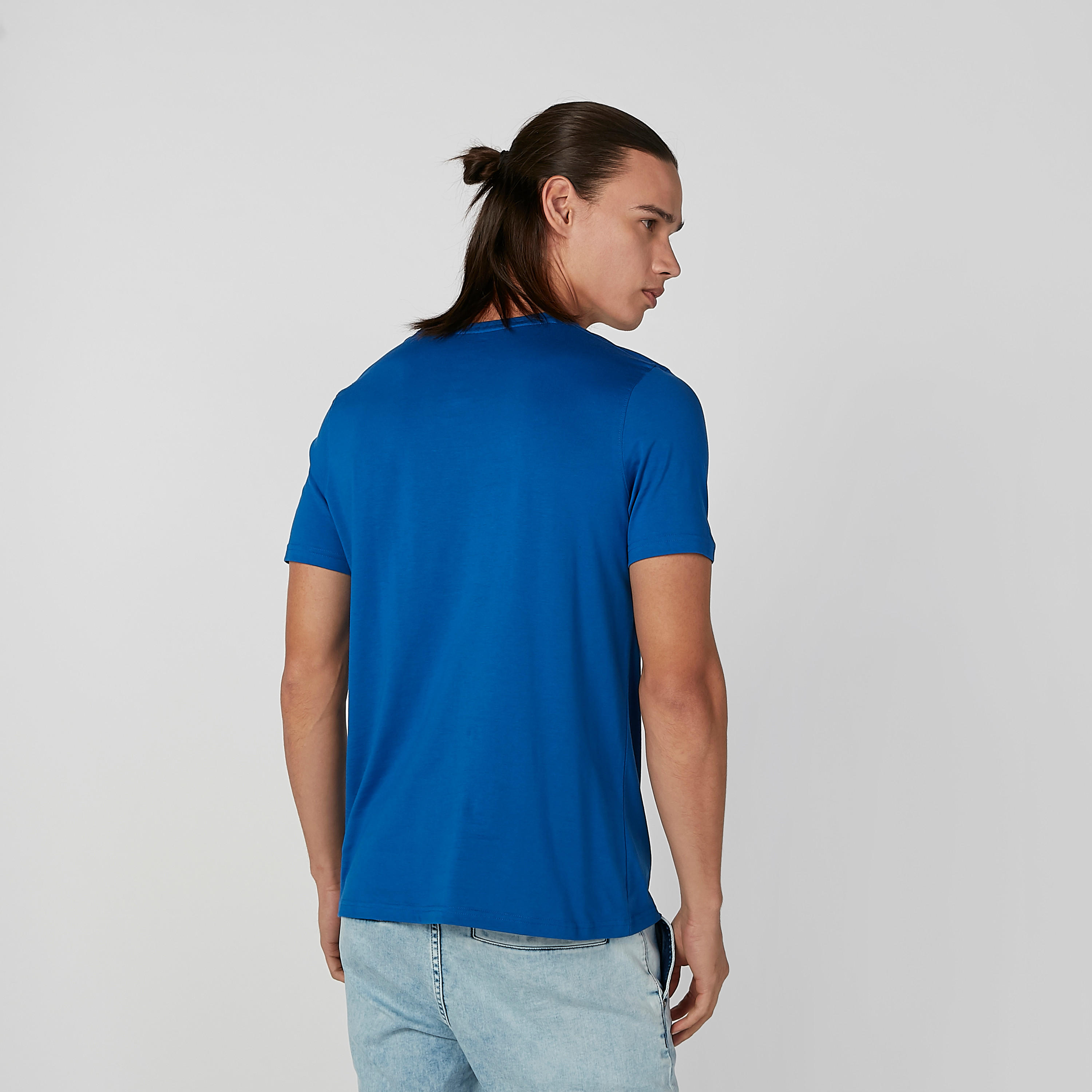 تيشيرت سليم بياقة ضيّقة وأكمام قصيرة وطبعات-men-clothing-tshirtsandpolos-tshirts-image-4