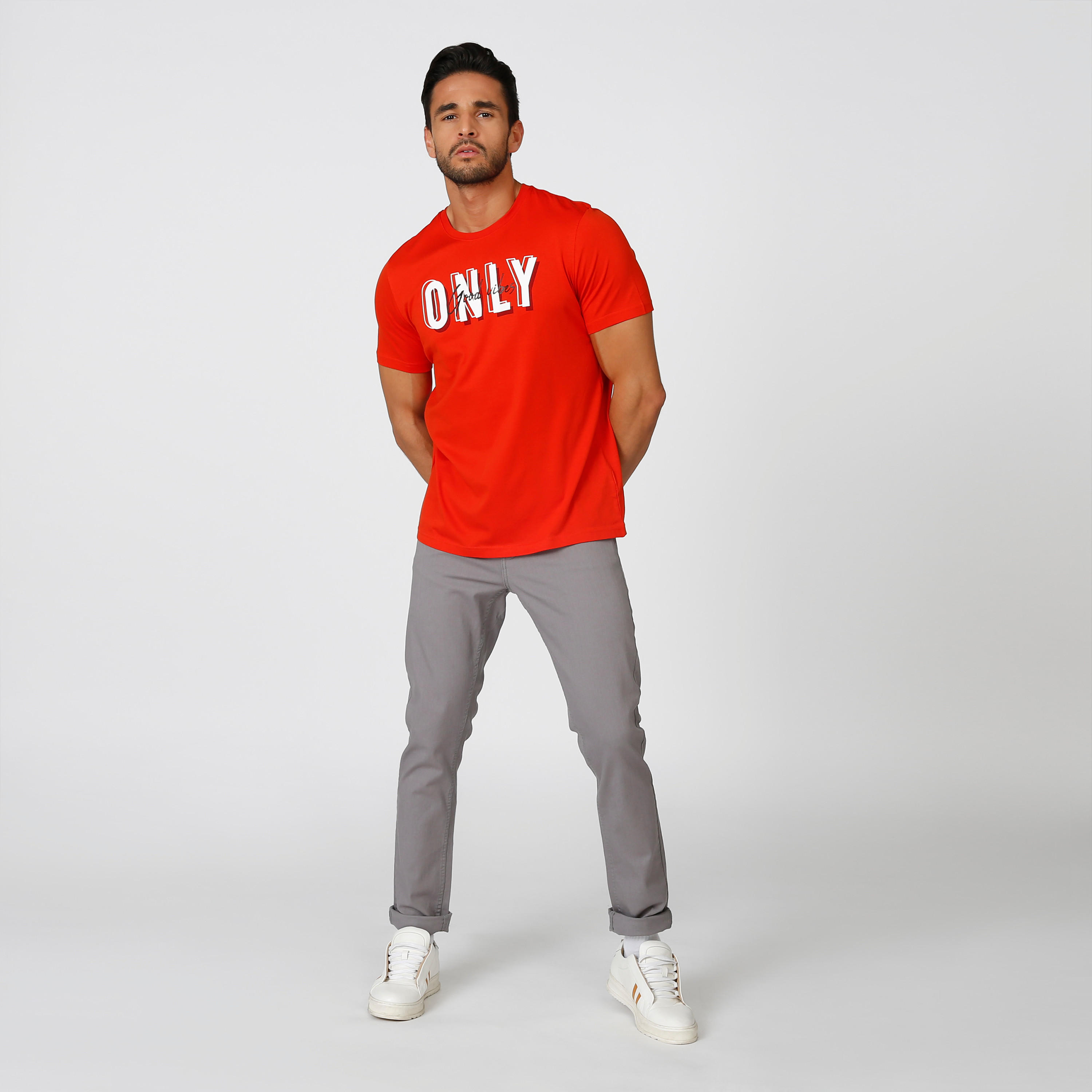 تيشيرت سليم بياقة ضيّقة وأكمام قصيرة وطبعات-men-clothing-tshirtsandpolos-tshirts-image-2