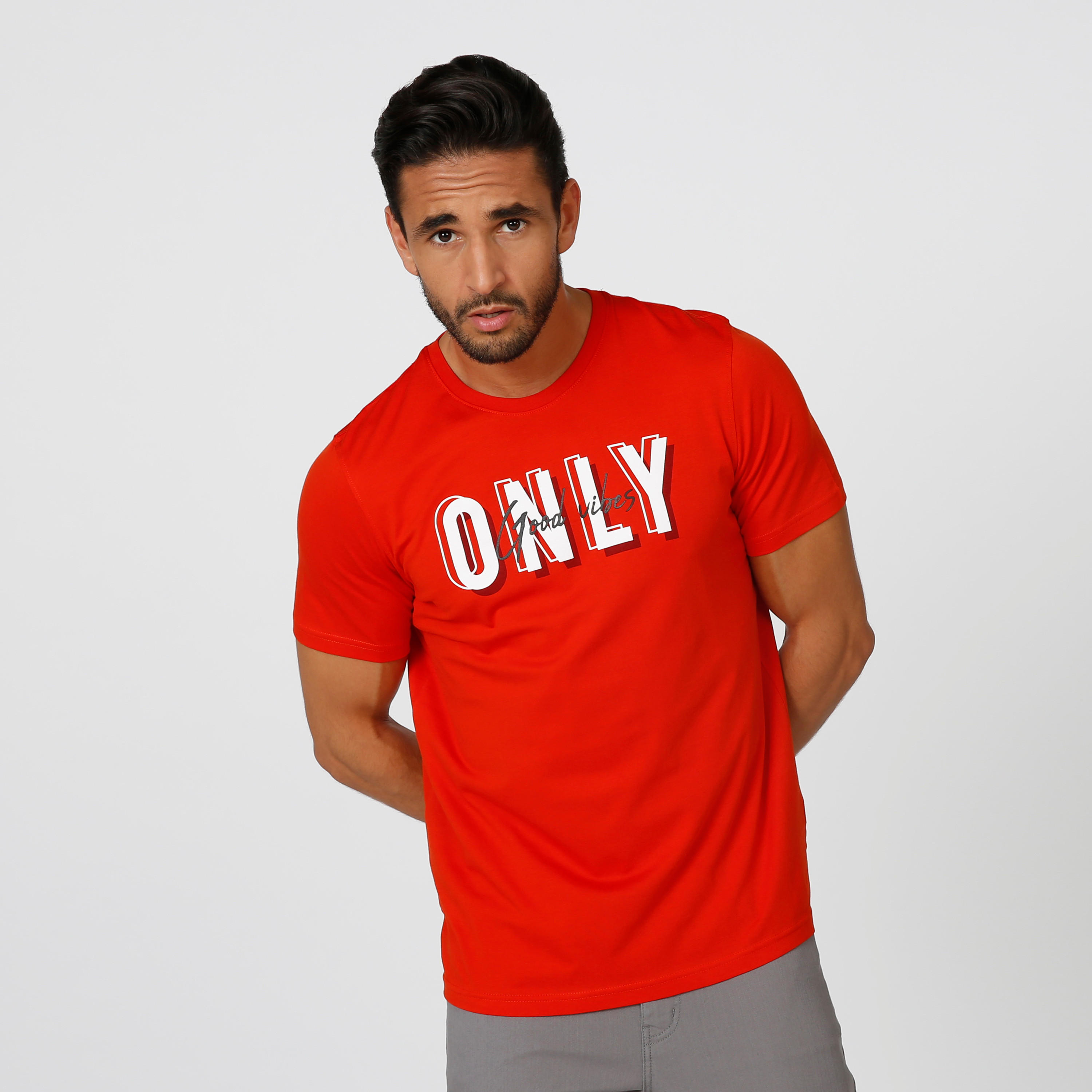 تيشيرت سليم بياقة ضيّقة وأكمام قصيرة وطبعات-men-clothing-tshirtsandpolos-tshirts-image-1