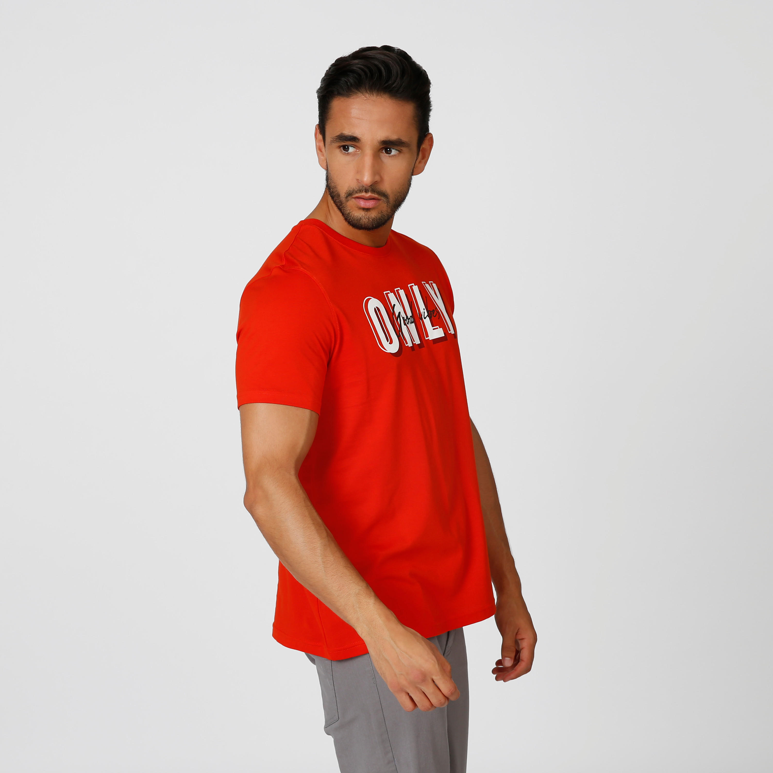 تيشيرت سليم بياقة ضيّقة وأكمام قصيرة وطبعات-men-clothing-tshirtsandpolos-tshirts-image-3