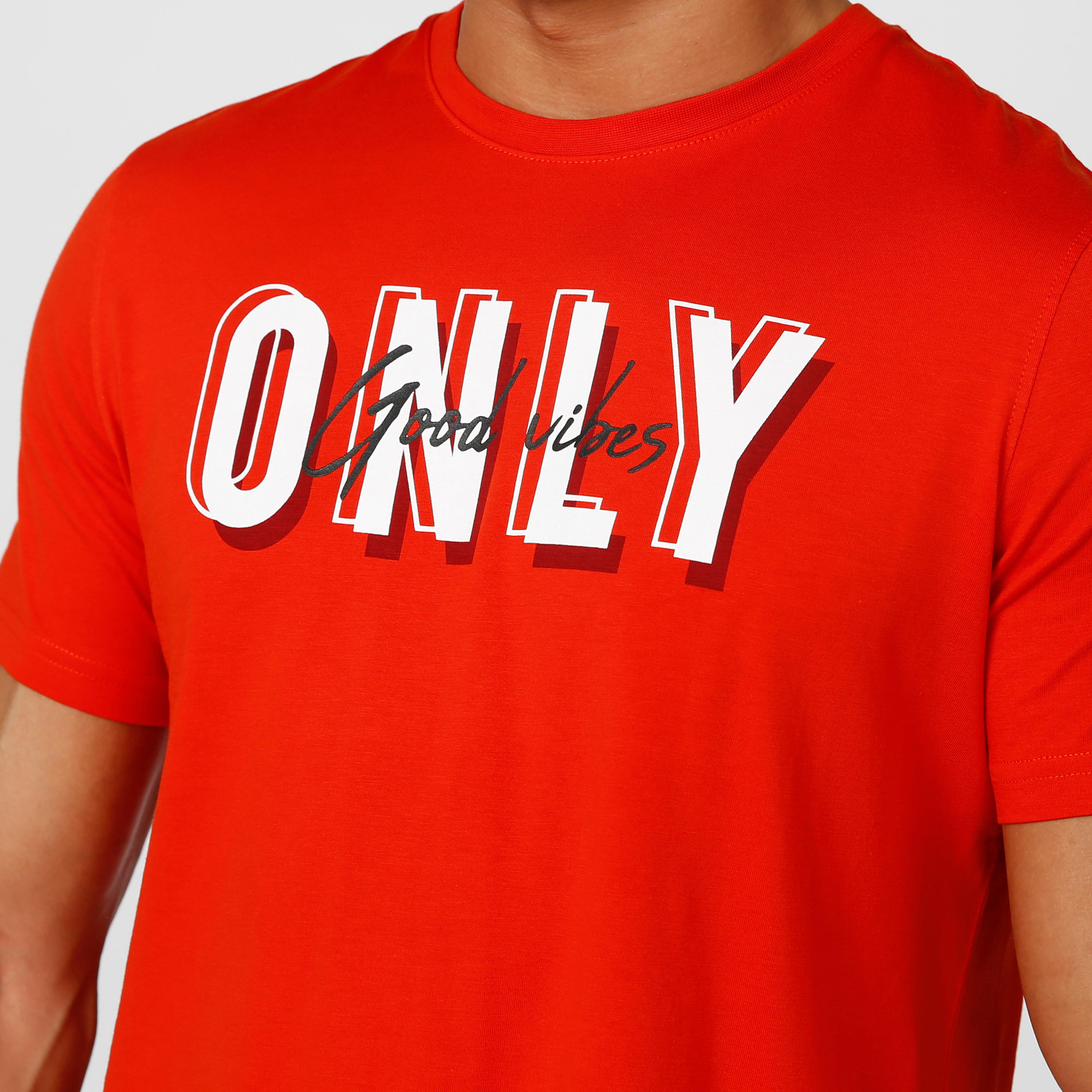 تيشيرت سليم بياقة ضيّقة وأكمام قصيرة وطبعات-men-clothing-tshirtsandpolos-tshirts-image-5
