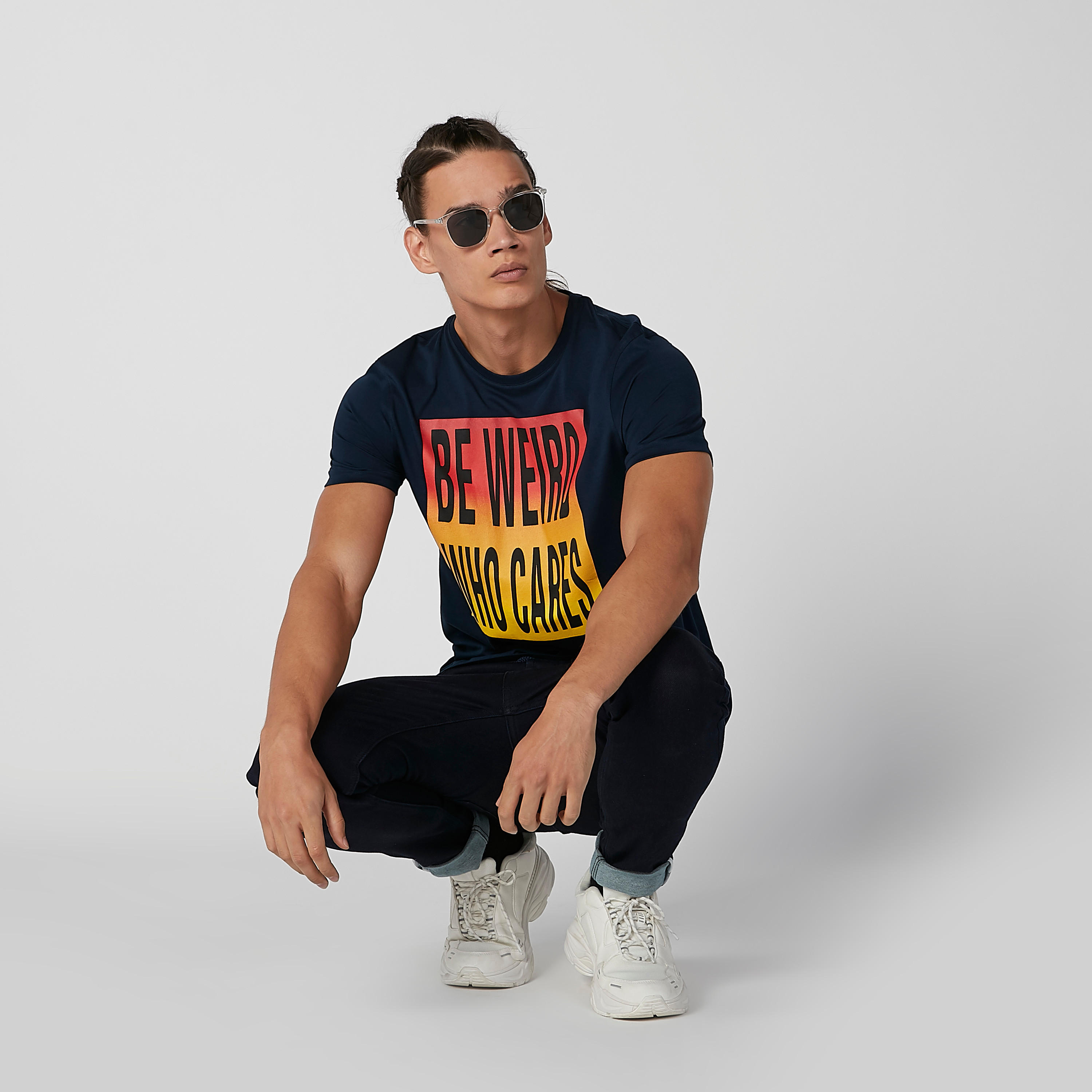 تيشيرت سليم بياقة ضيّقة وأكمام قصيرة وطبعات-men-clothing-tshirtsandpolos-tshirts-image-1
