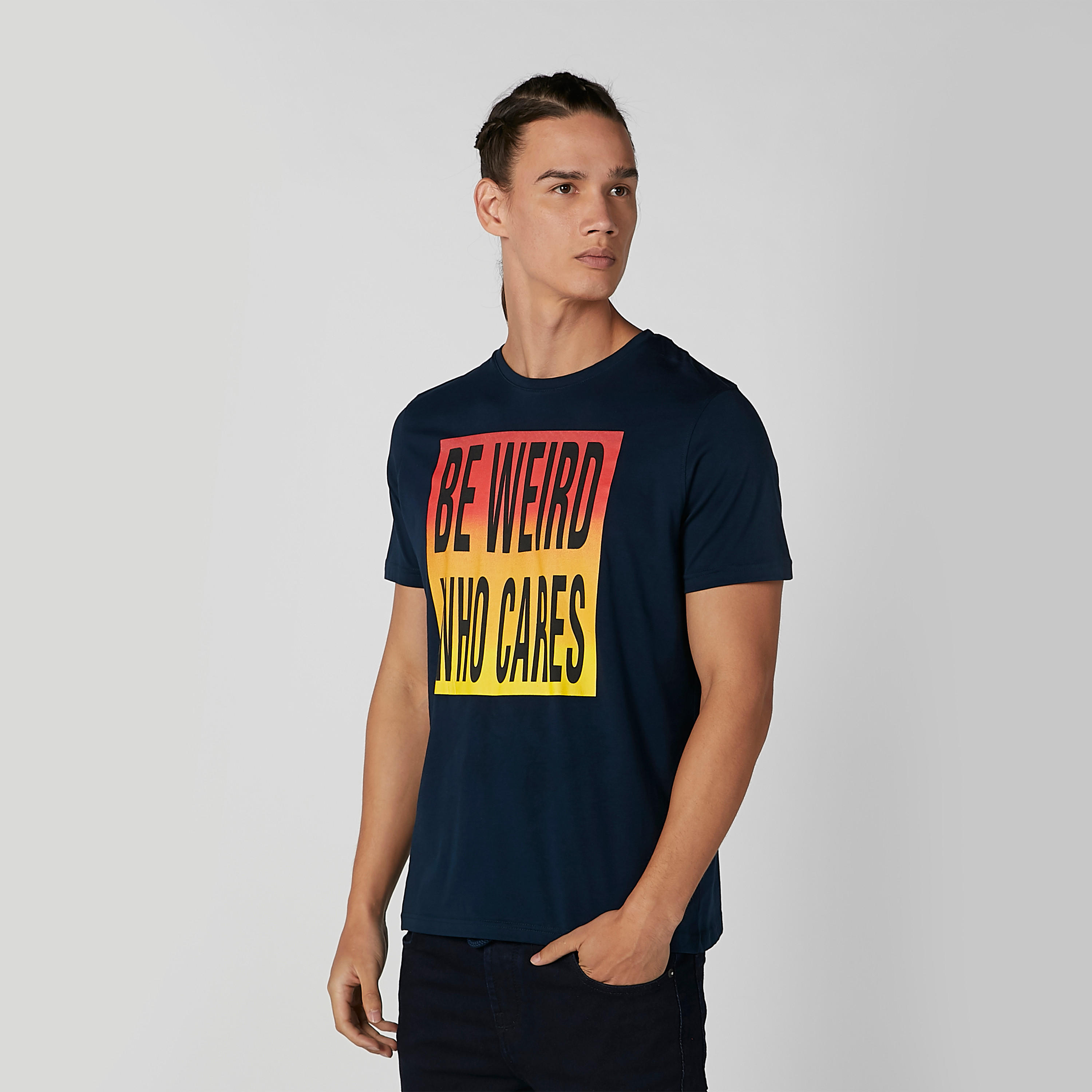 تيشيرت سليم بياقة ضيّقة وأكمام قصيرة وطبعات-men-clothing-tshirtsandpolos-tshirts-image-2