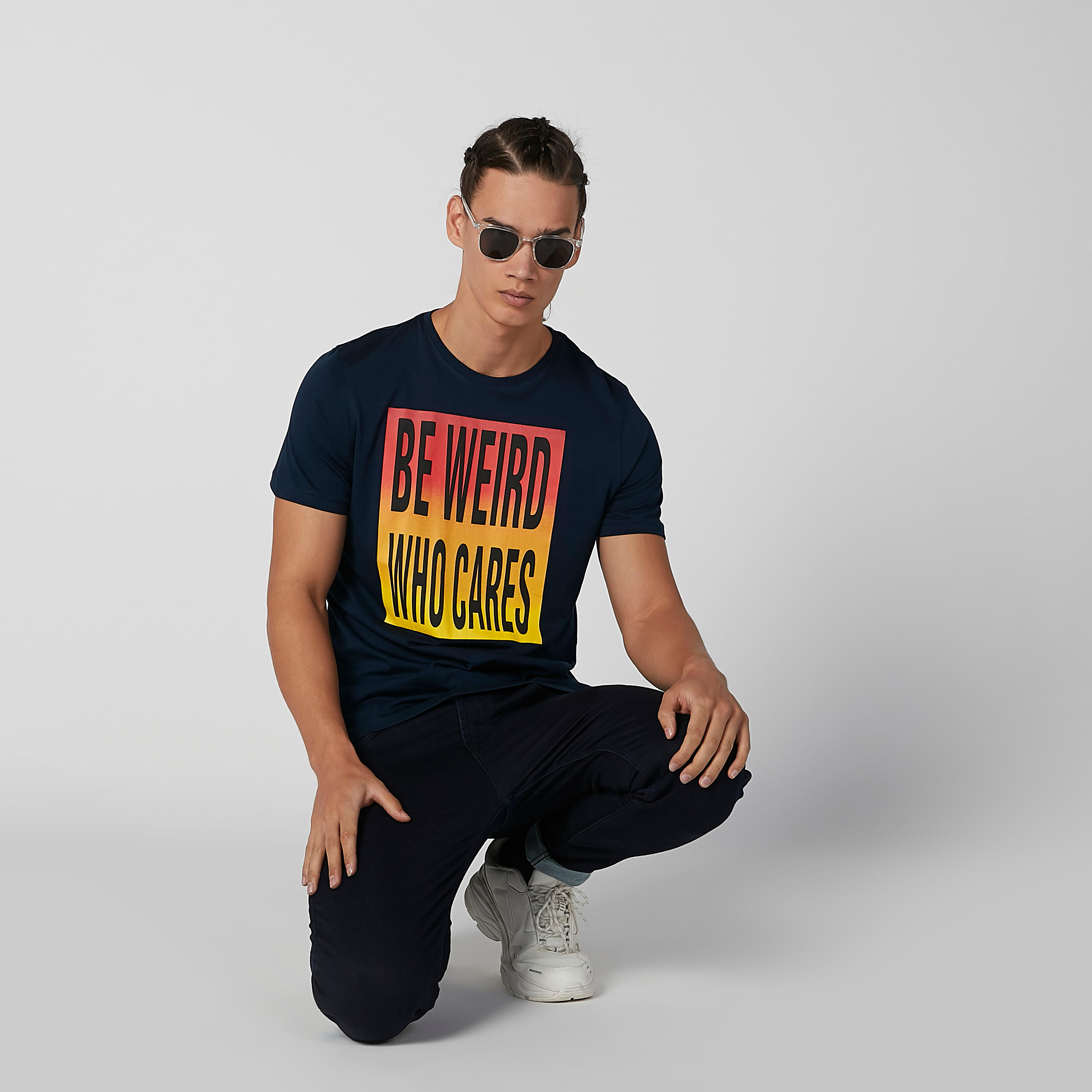 تيشيرت سليم بياقة ضيّقة وأكمام قصيرة وطبعات-men-clothing-tshirtsandpolos-tshirts-image-4