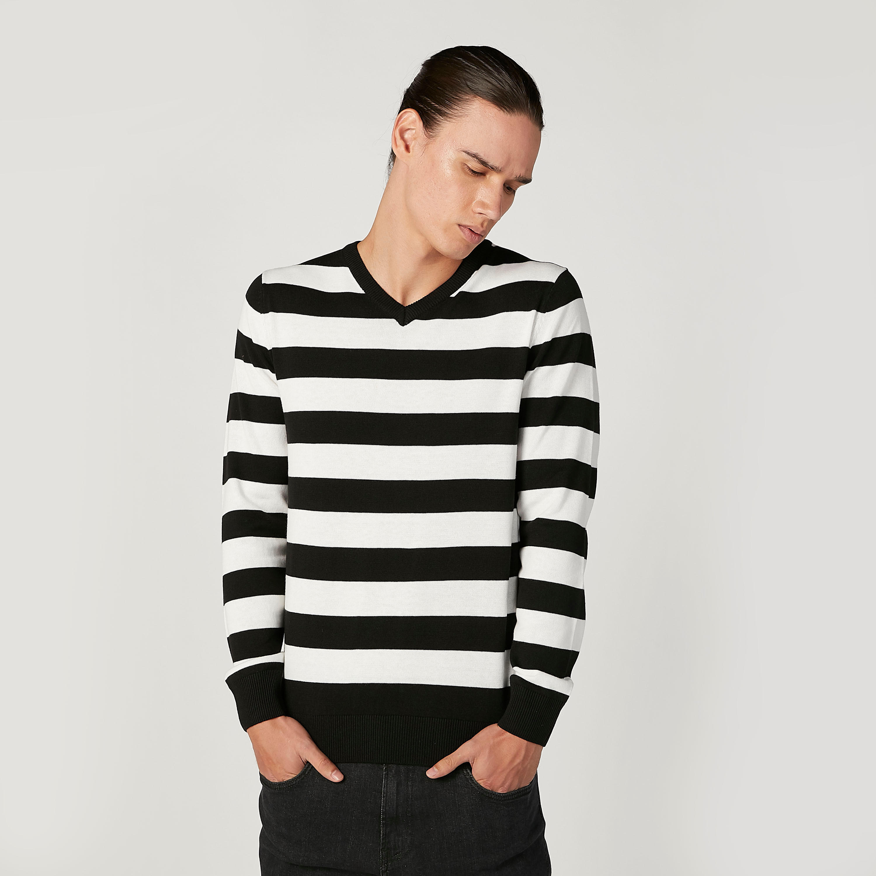 كنزة مقلّمة بياقة V وأكمام طويلة-men-clothing-sweatersandpullovers-image-1