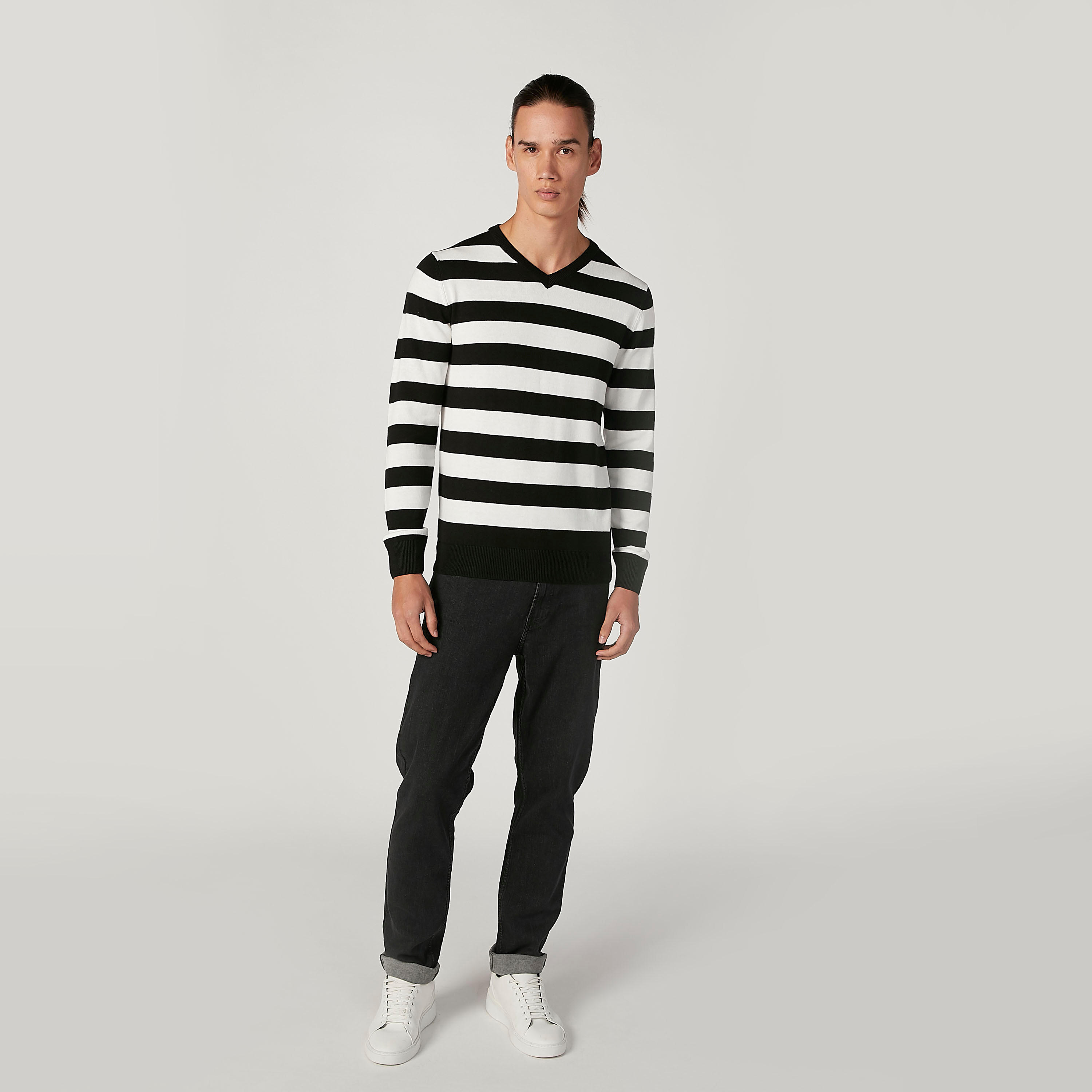 كنزة مقلّمة بياقة V وأكمام طويلة-men-clothing-sweatersandpullovers-image-2