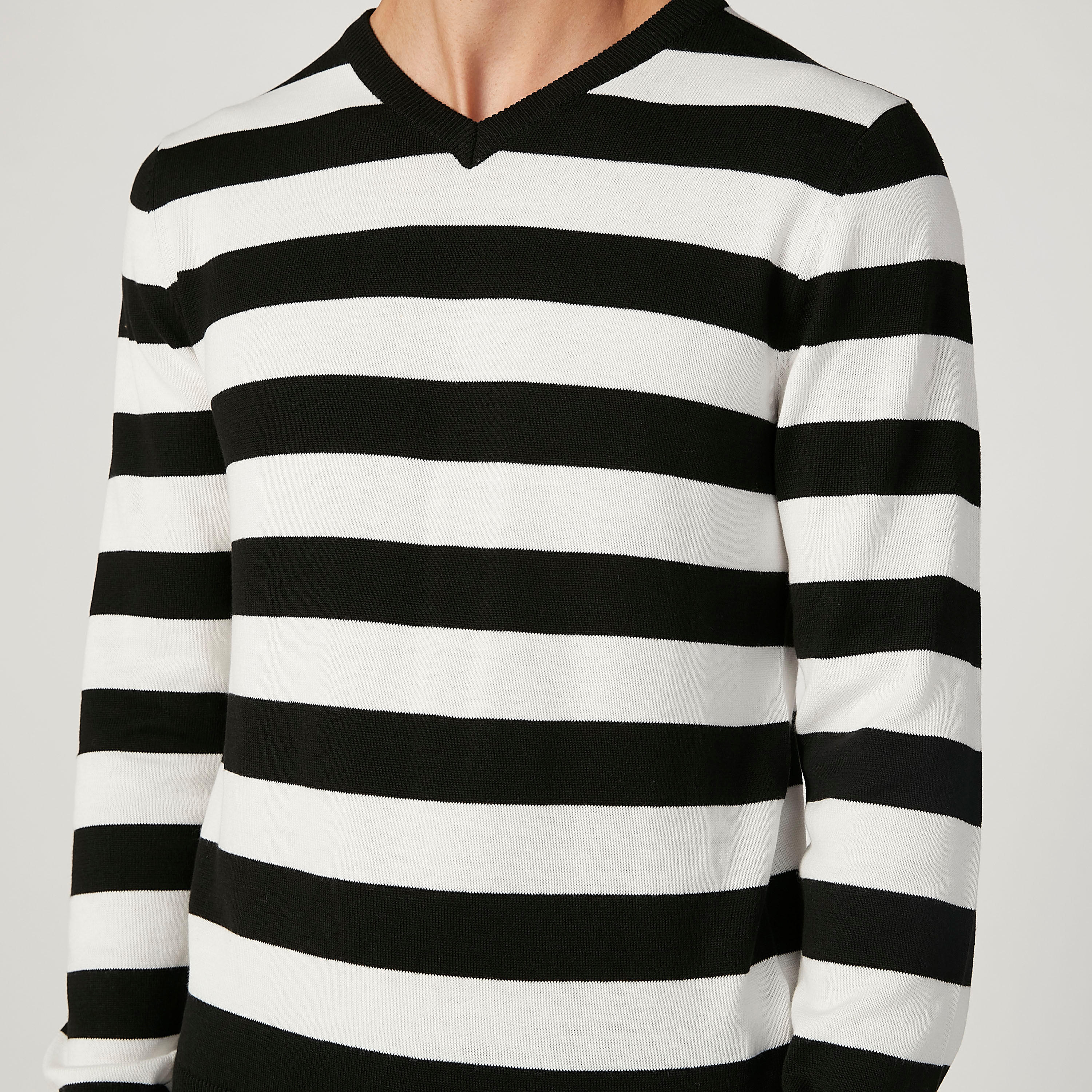 كنزة مقلّمة بياقة V وأكمام طويلة-men-clothing-sweatersandpullovers-image-3
