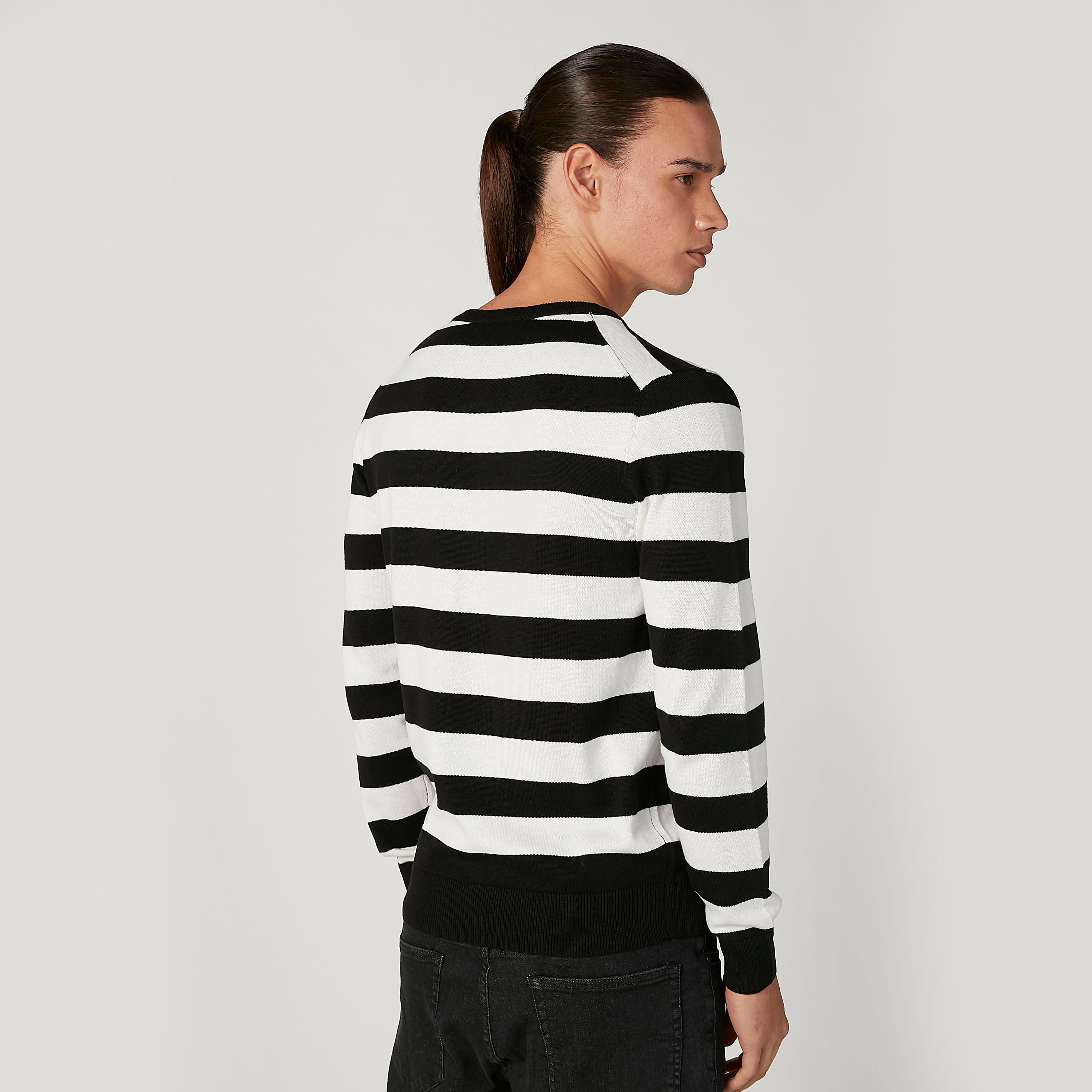 كنزة مقلّمة بياقة V وأكمام طويلة-men-clothing-sweatersandpullovers-image-4