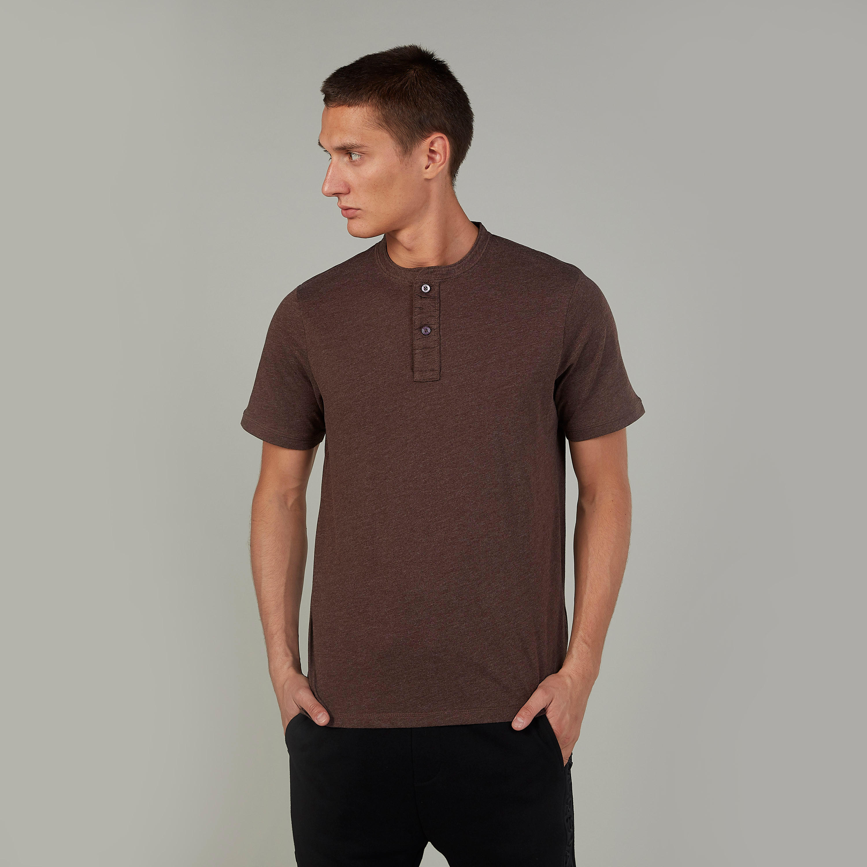 تيشيرت بارز الملمس بياقة هينلي وأكمام قصيرة-men-clothing-tshirtsandpolos-tshirts-image-1