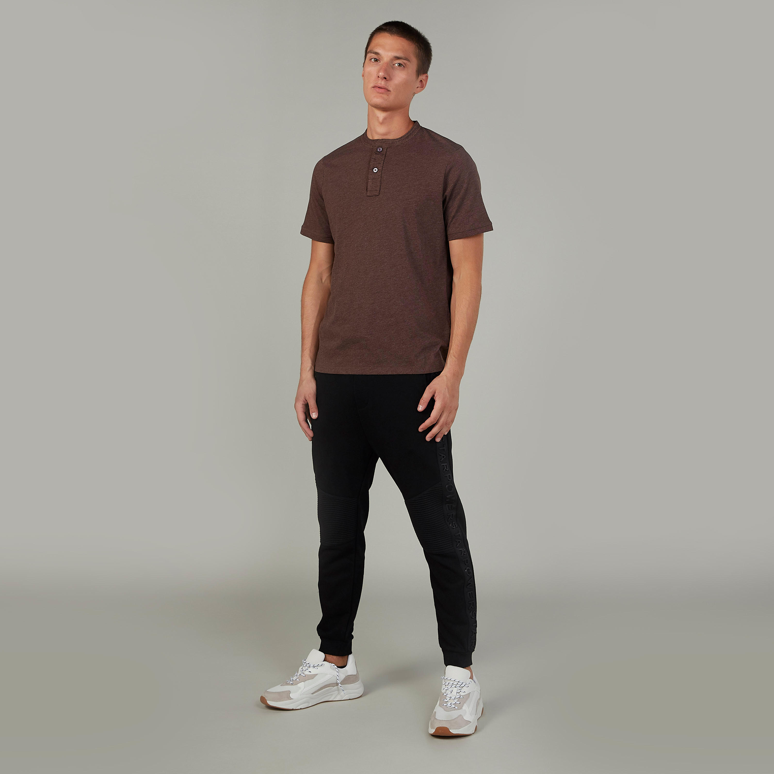 تيشيرت بارز الملمس بياقة هينلي وأكمام قصيرة-men-clothing-tshirtsandpolos-tshirts-image-2