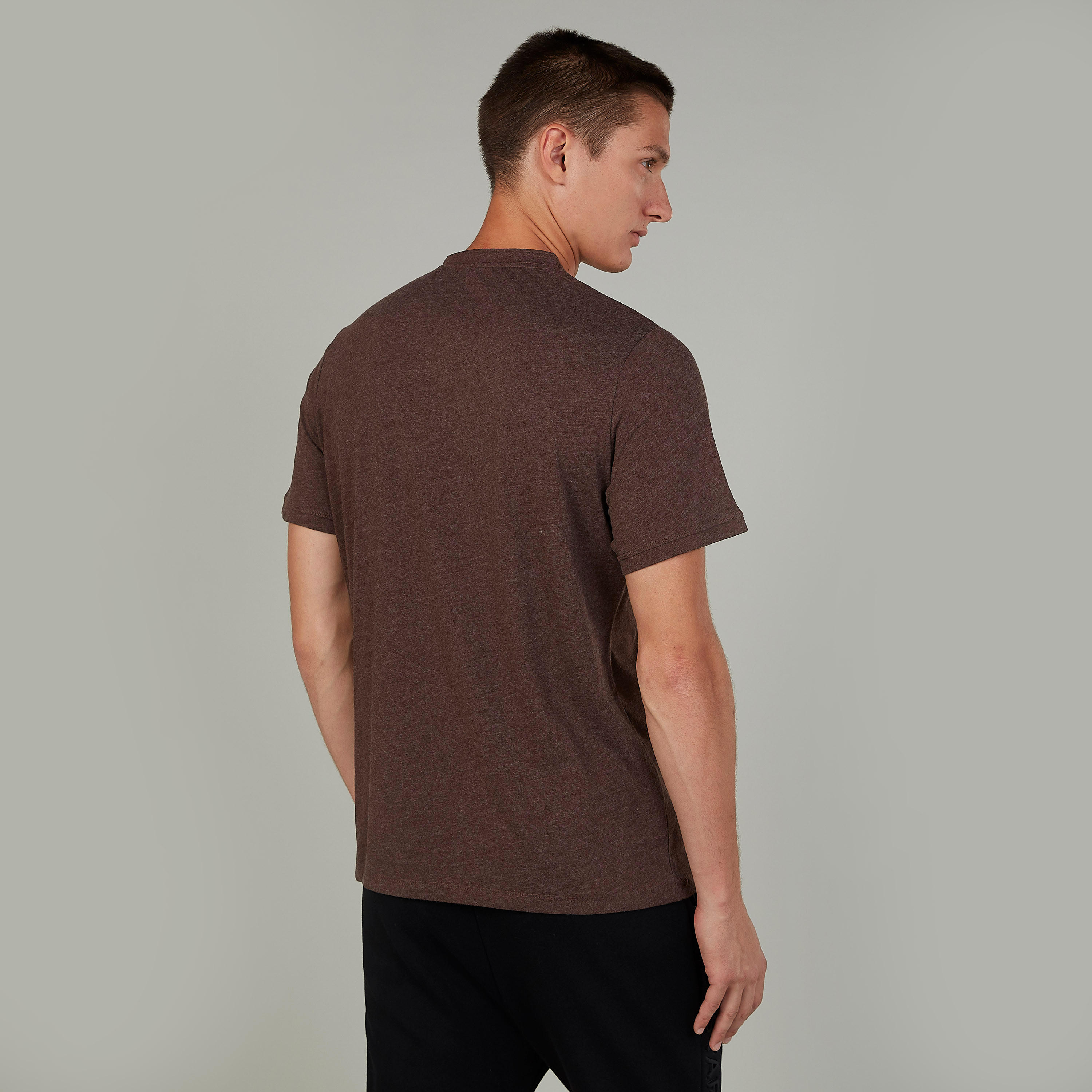 تيشيرت بارز الملمس بياقة هينلي وأكمام قصيرة-men-clothing-tshirtsandpolos-tshirts-image-4