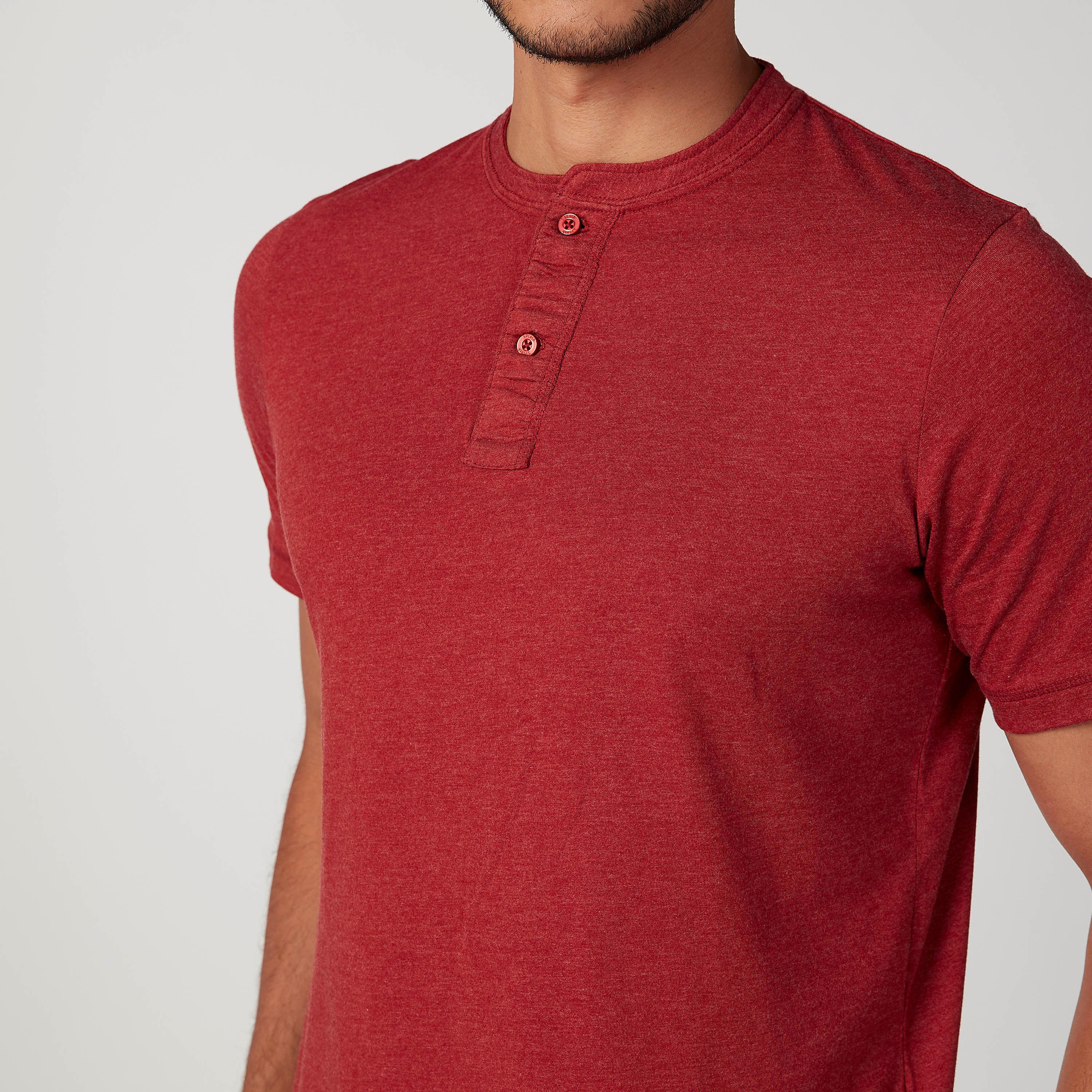 تيشيرت سادة بياقة هينلي وأكمام قصيرة-men-clothing-tshirtsandpolos-tshirts-image-2