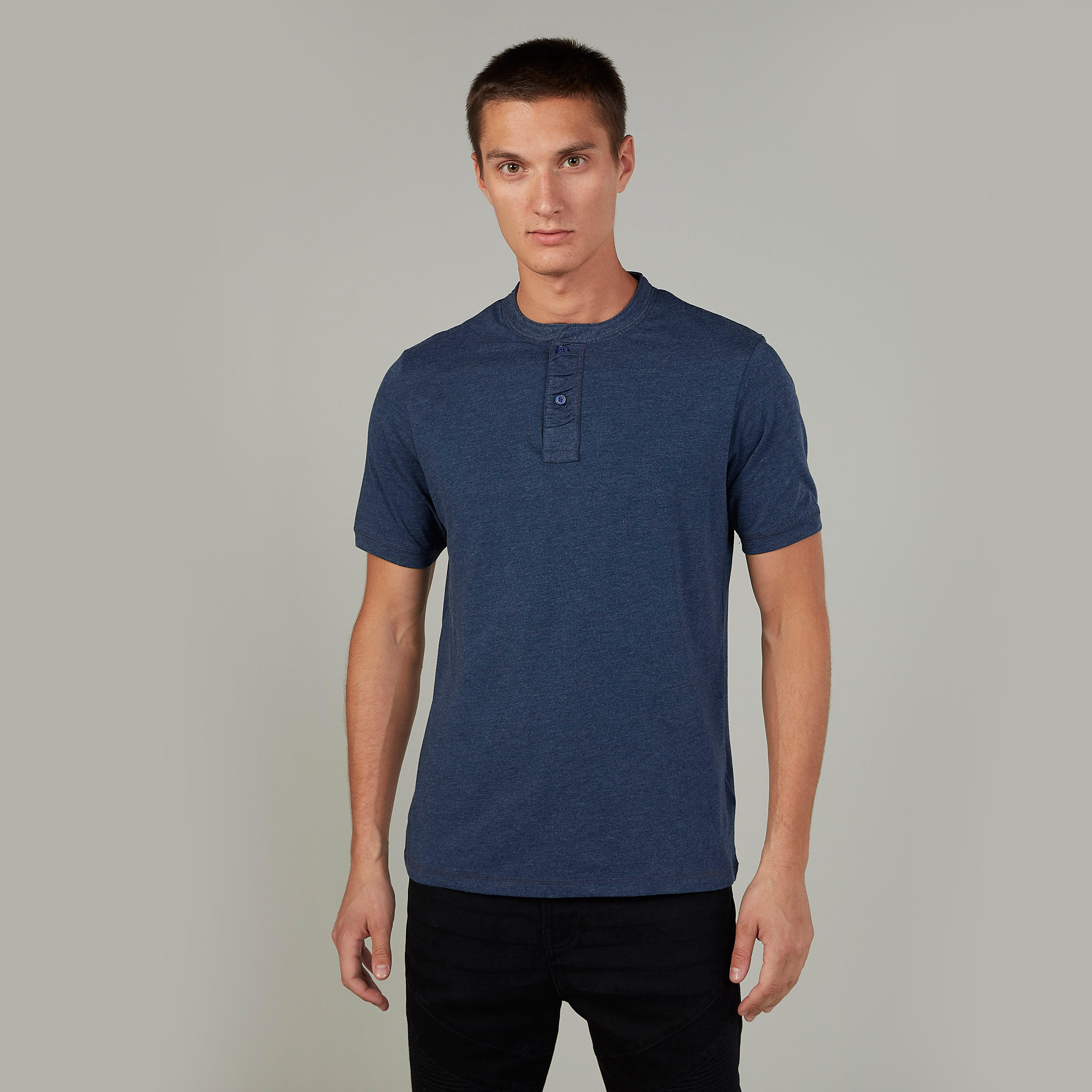 تيشيرت بارز الملمس بياقة هينلي وأكمام قصيرة-men-clothing-tshirtsandpolos-tshirts-image-1