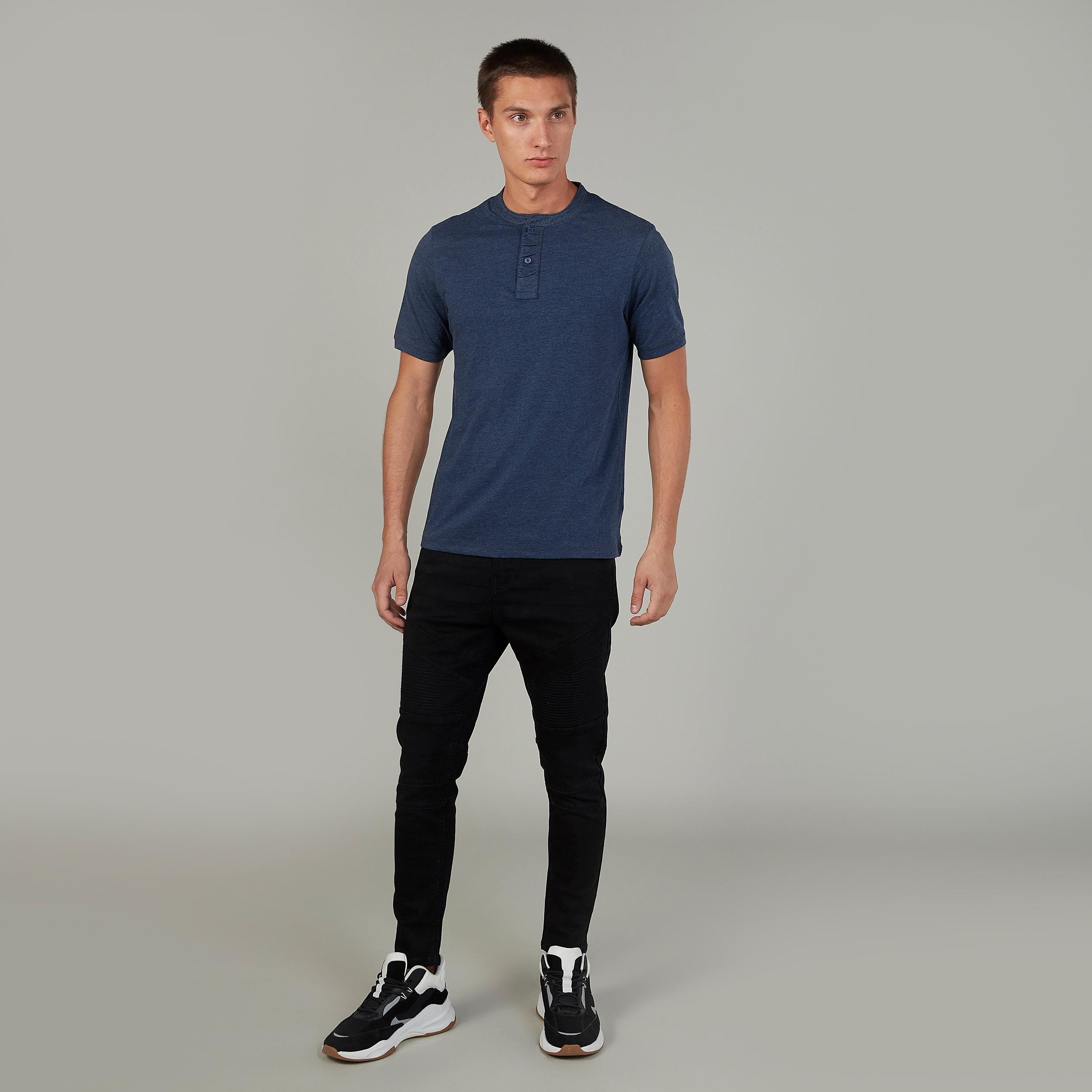 تيشيرت بارز الملمس بياقة هينلي وأكمام قصيرة-men-clothing-tshirtsandpolos-tshirts-image-2