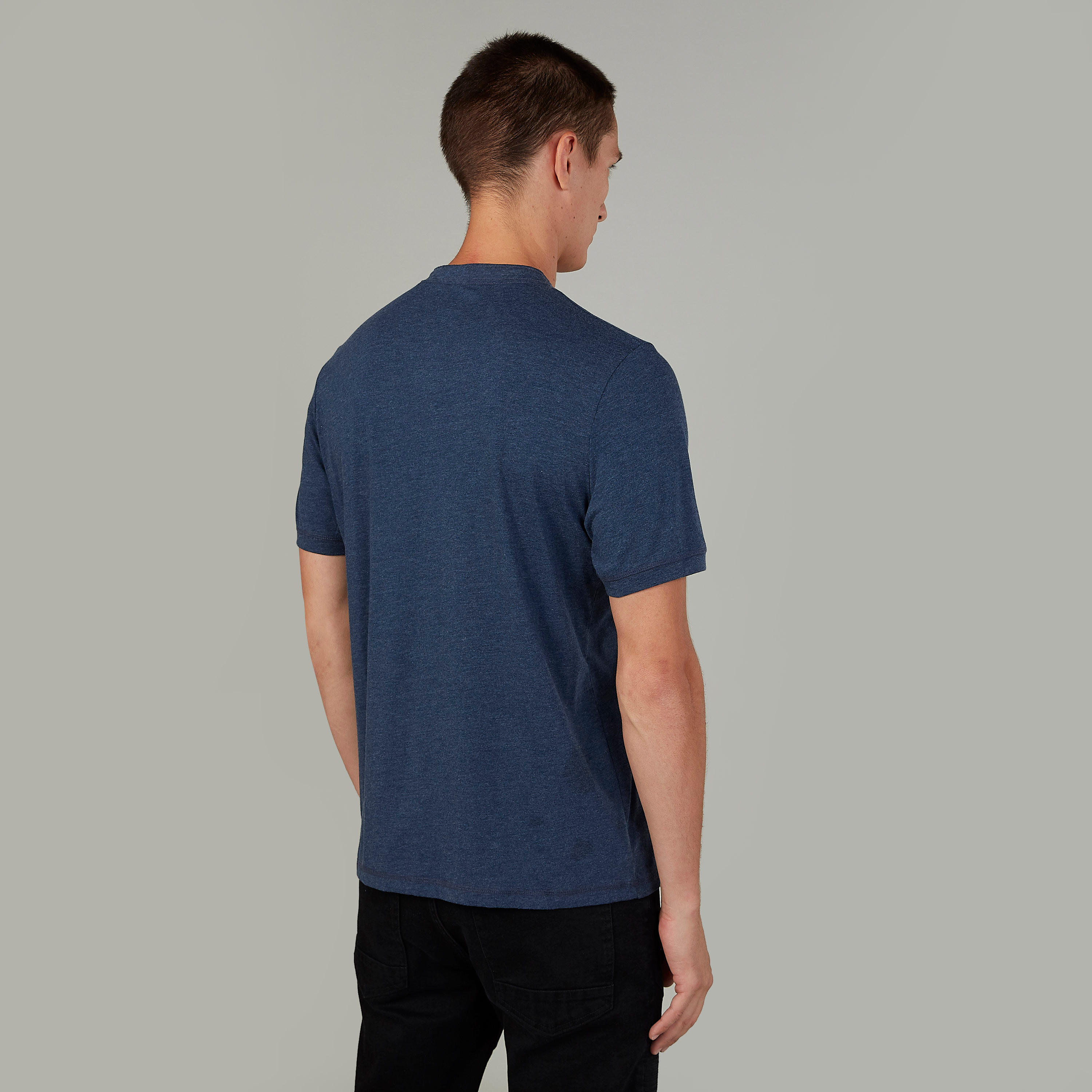 تيشيرت بارز الملمس بياقة هينلي وأكمام قصيرة-men-clothing-tshirtsandpolos-tshirts-image-4