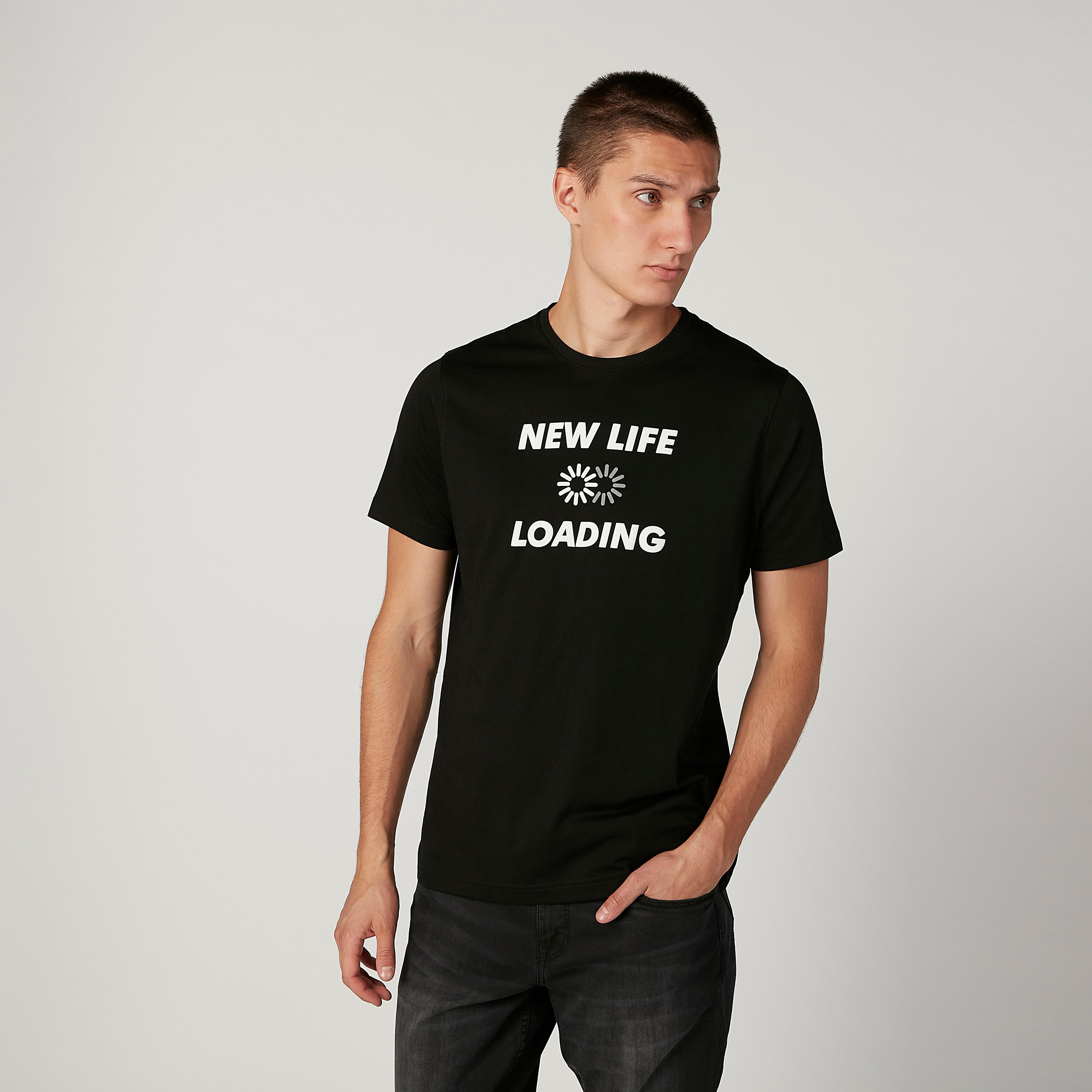 تيشيرت سليم بياقة ضيّقة وأكمام قصيرة وطبعات-men-clothing-tshirtsandpolos-tshirts-image-1