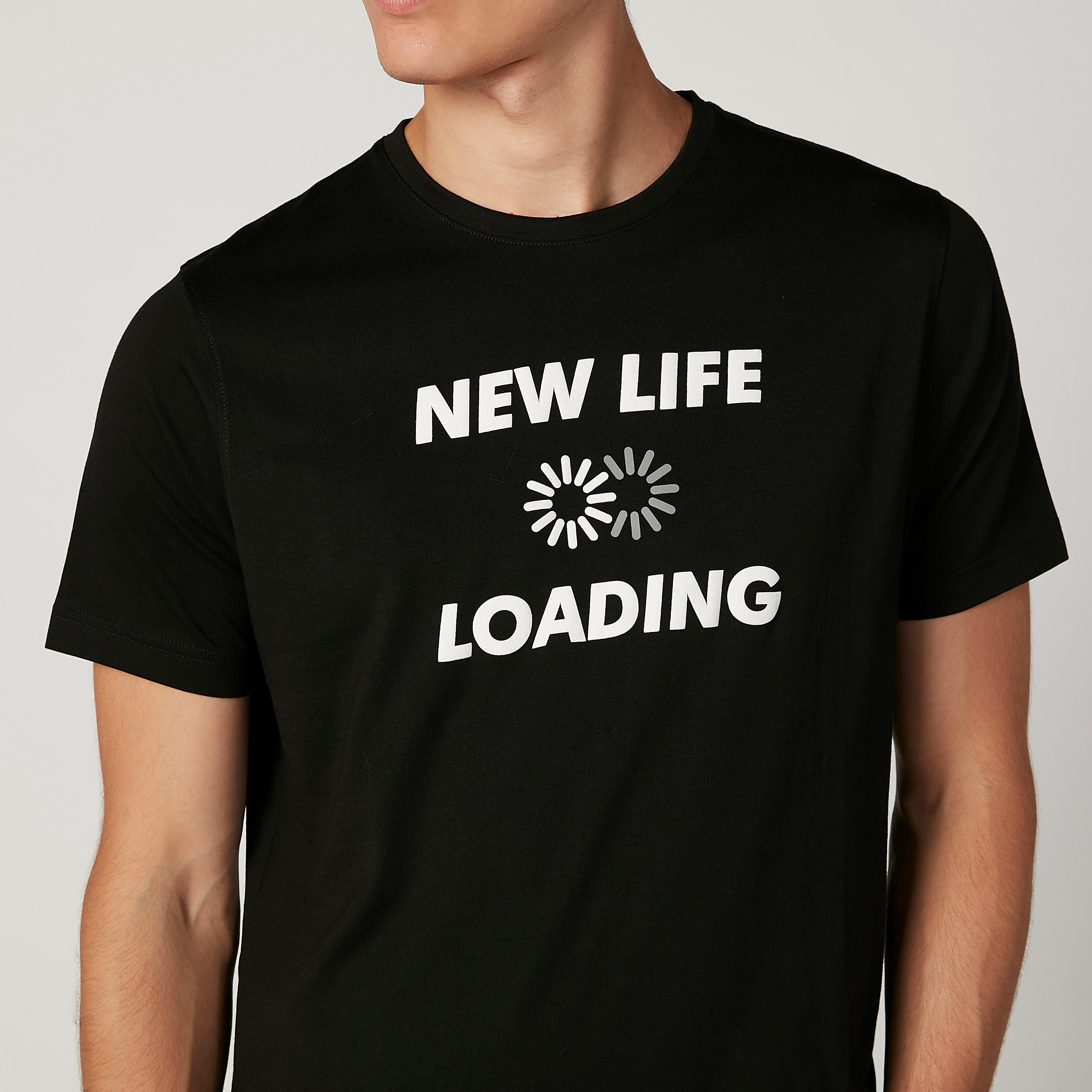 تيشيرت سليم بياقة ضيّقة وأكمام قصيرة وطبعات-men-clothing-tshirtsandpolos-tshirts-image-3