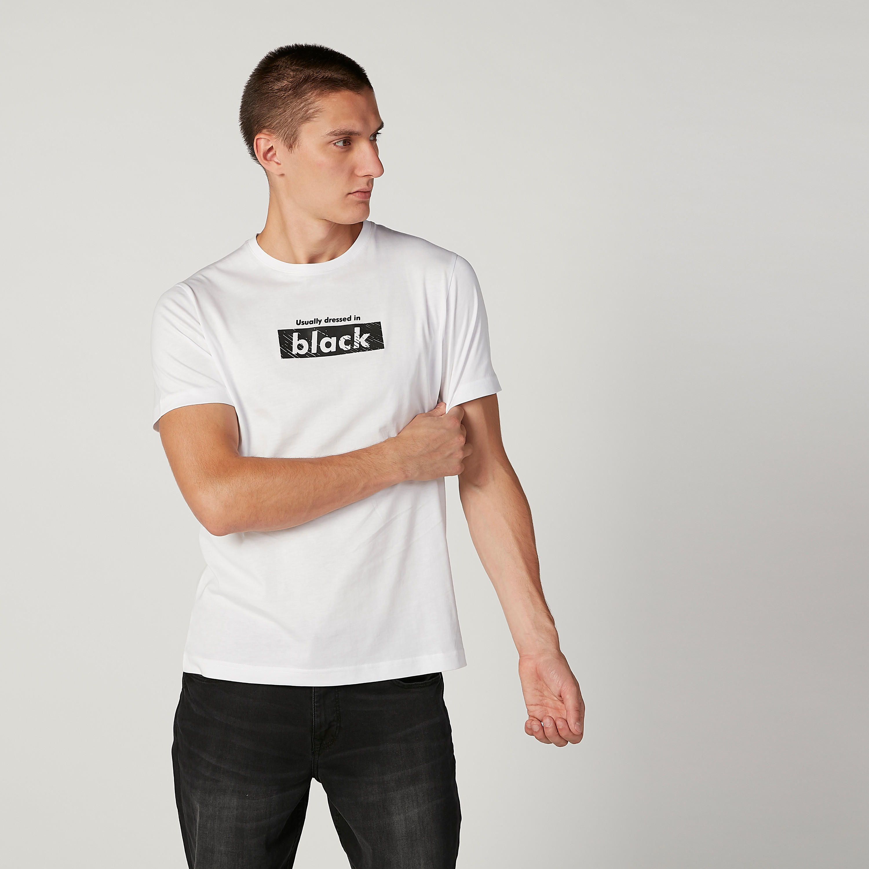 تيشيرت سليم بياقة ضيّقة وأكمام قصيرة وطبعات-men-clothing-tshirtsandpolos-tshirts-image-1