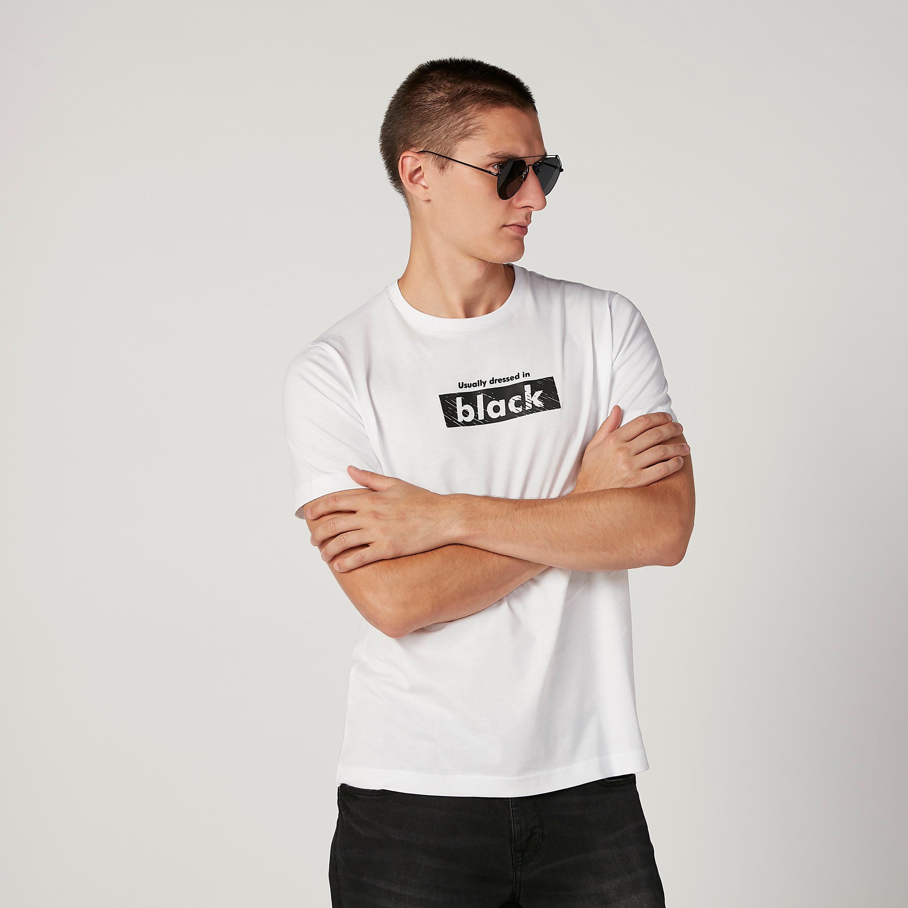 تيشيرت سليم بياقة ضيّقة وأكمام قصيرة وطبعات-men-clothing-tshirtsandpolos-tshirts-image-2