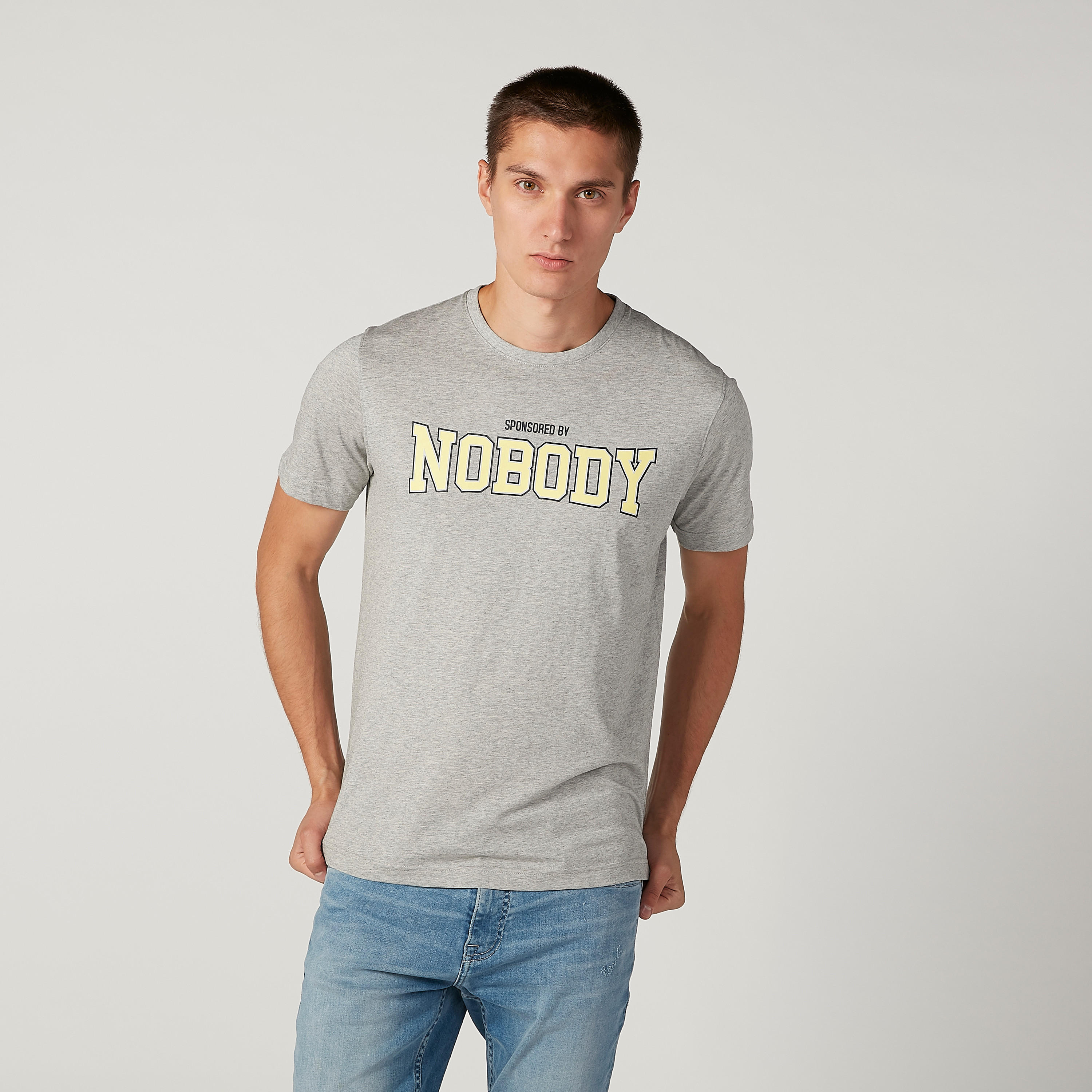 تيشيرت سليم بياقة ضيّقة وأكمام قصيرة وطبعات-men-clothing-tshirtsandpolos-tshirts-image-1