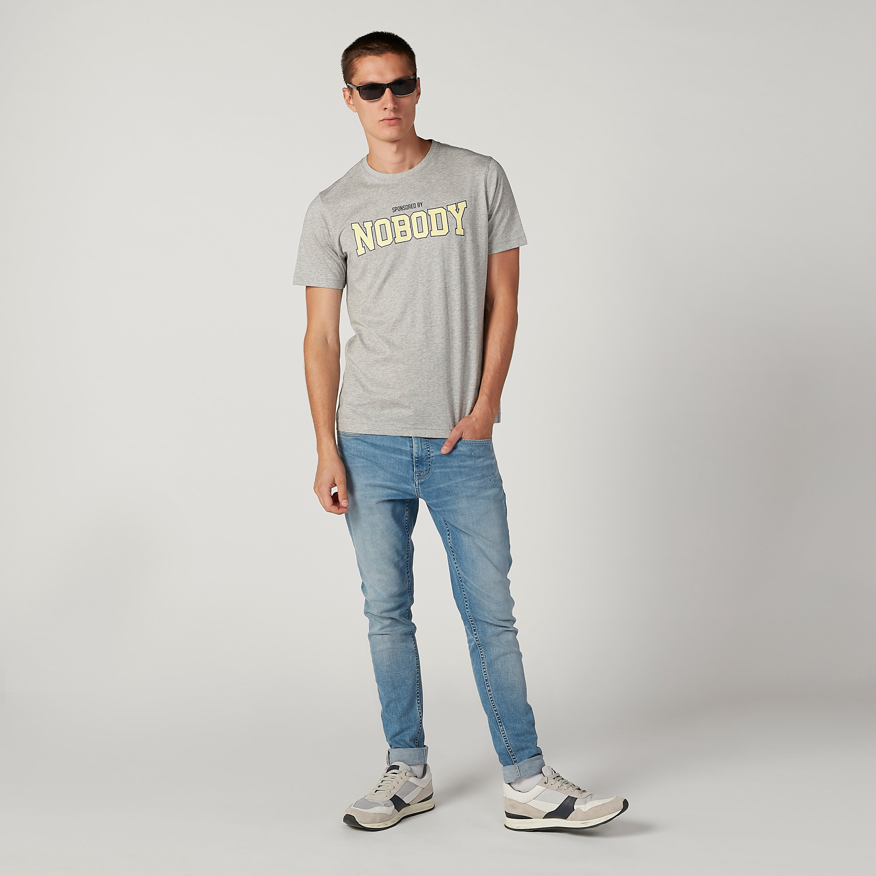 تيشيرت سليم بياقة ضيّقة وأكمام قصيرة وطبعات-men-clothing-tshirtsandpolos-tshirts-image-2