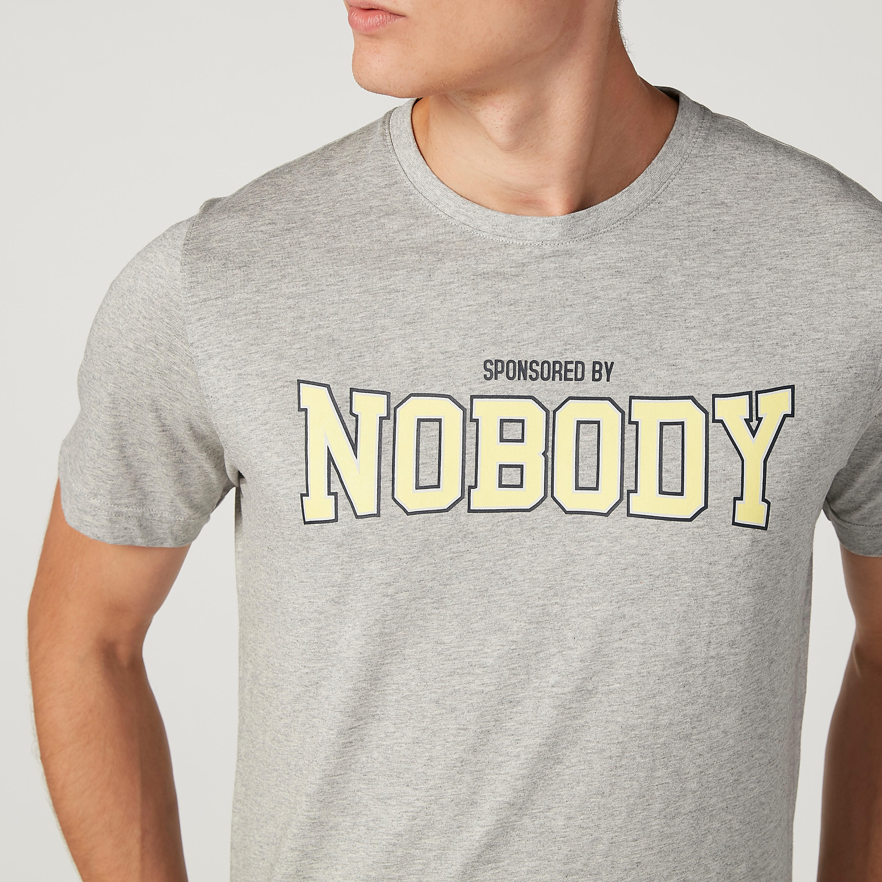 تيشيرت سليم بياقة ضيّقة وأكمام قصيرة وطبعات-men-clothing-tshirtsandpolos-tshirts-image-3