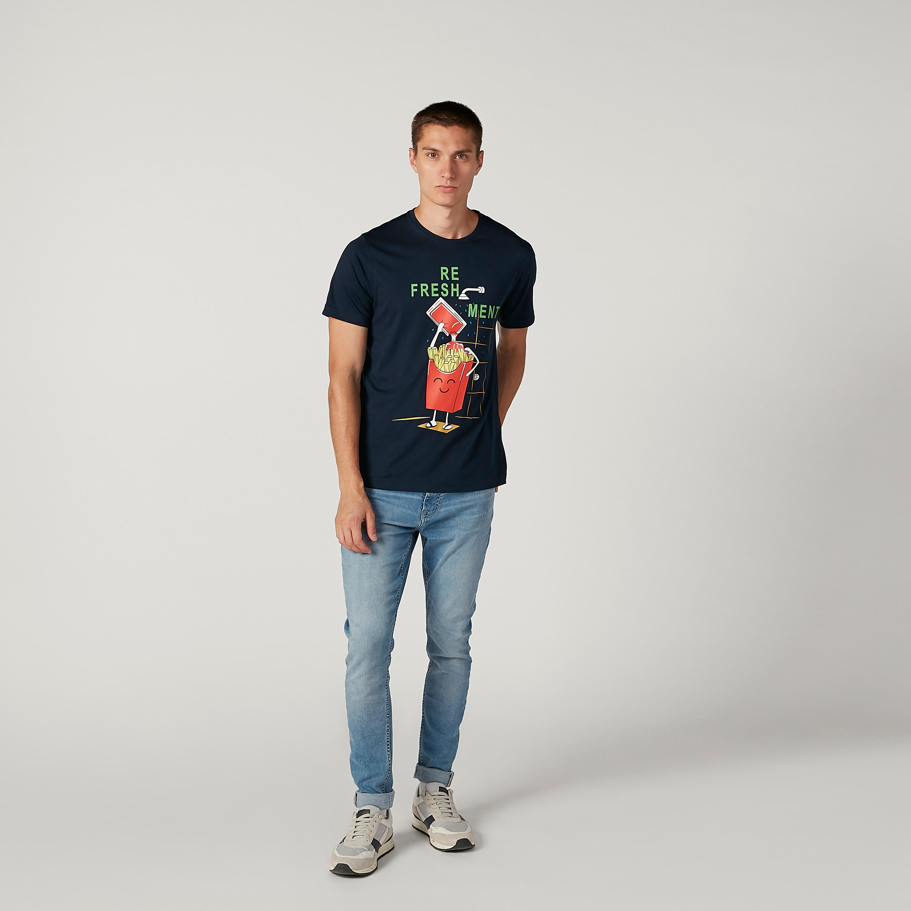 تيشيرت سليم بياقة ضيّقة وأكمام قصيرة وطبعات-men-clothing-tshirtsandpolos-tshirts-image-2