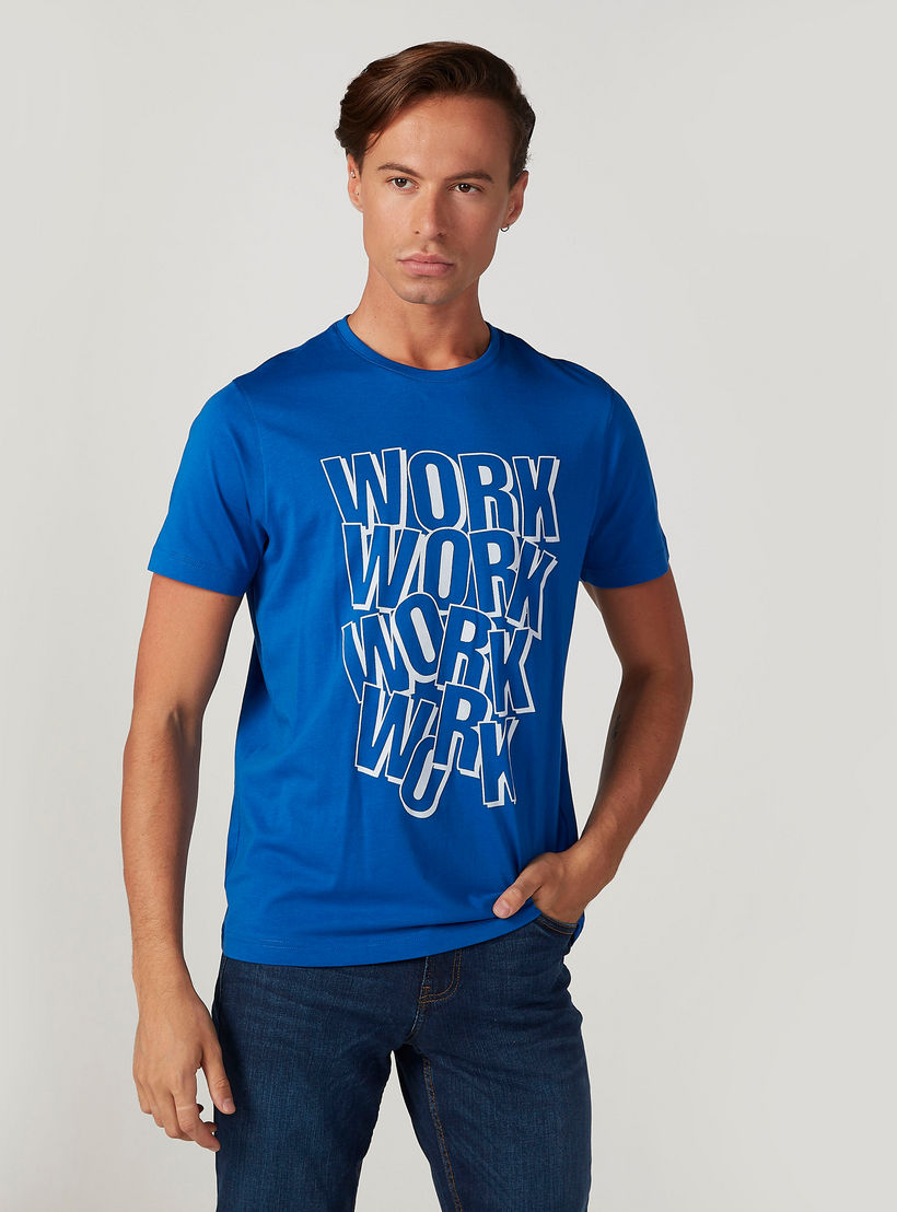 تيشيرت سليم فيت بياقة ضيّقة وأكمام قصيرة وطبعات-men-clothing-tshirtsandpolos-tshirts-image-4